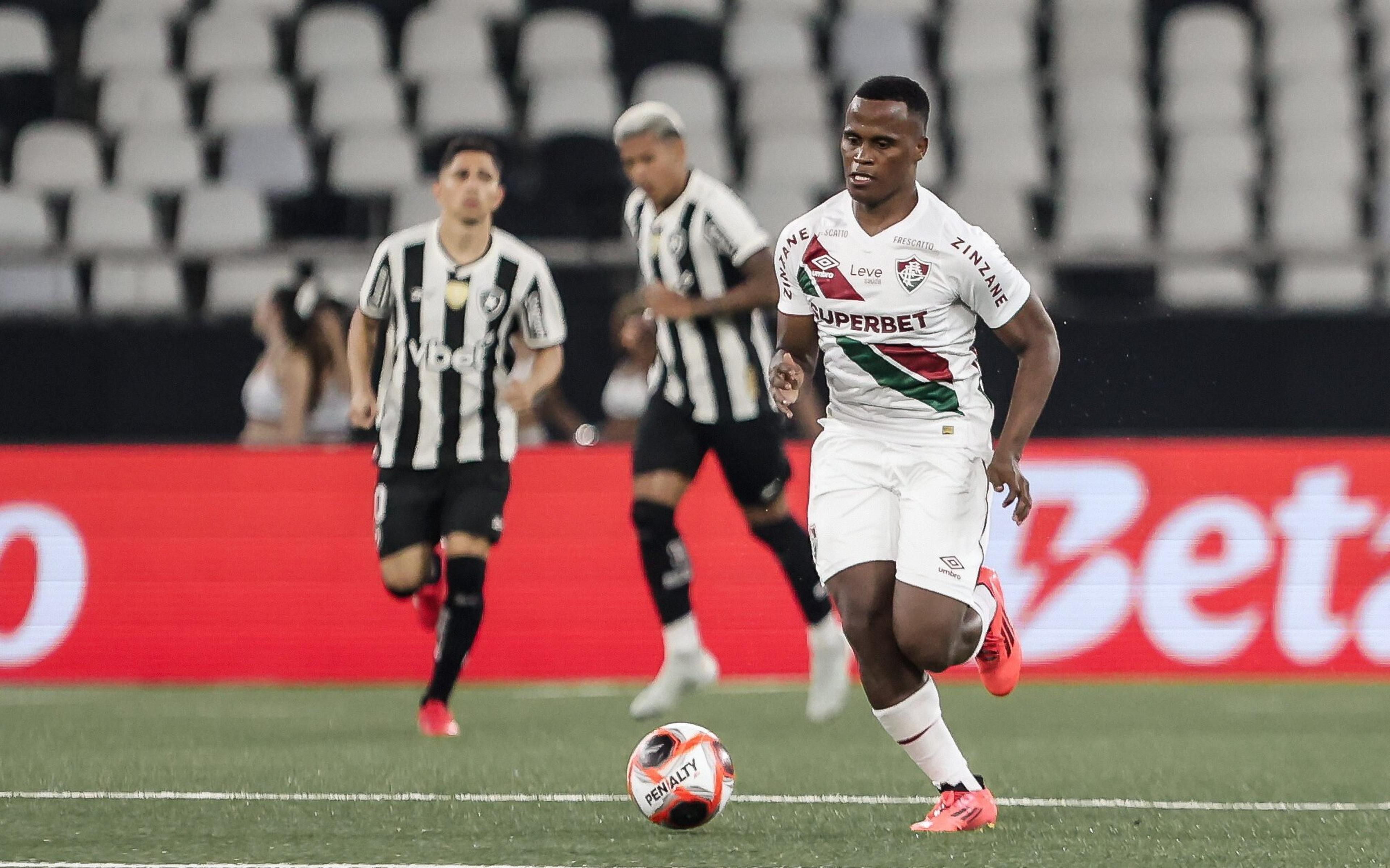 Arias desabafa após derrota em clássico: ‘Amo jogar com Fluminense’