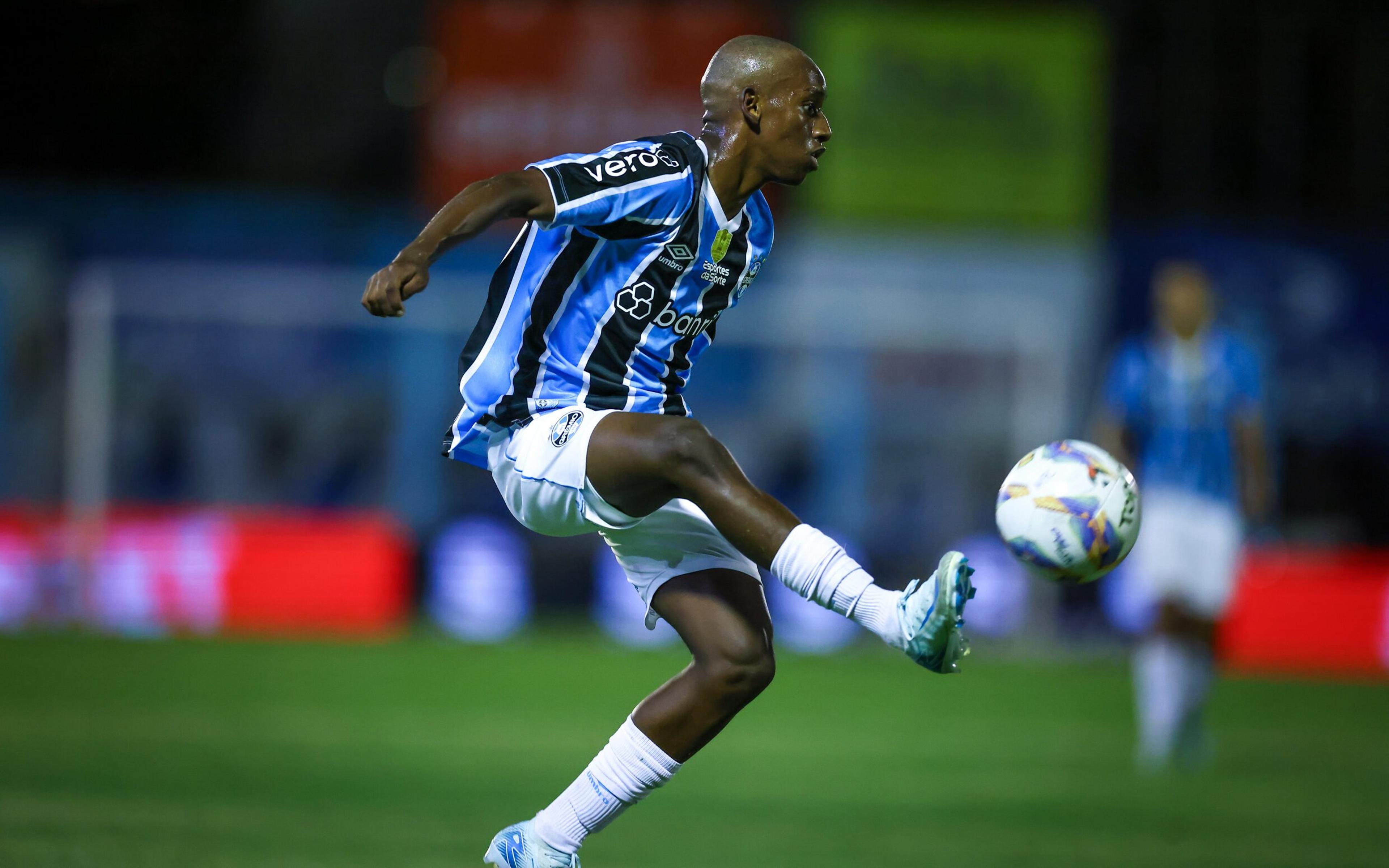 Aos 16 anos, Gabriel Mec estreia no profissional do Grêmio: ‘Sonho de criança’