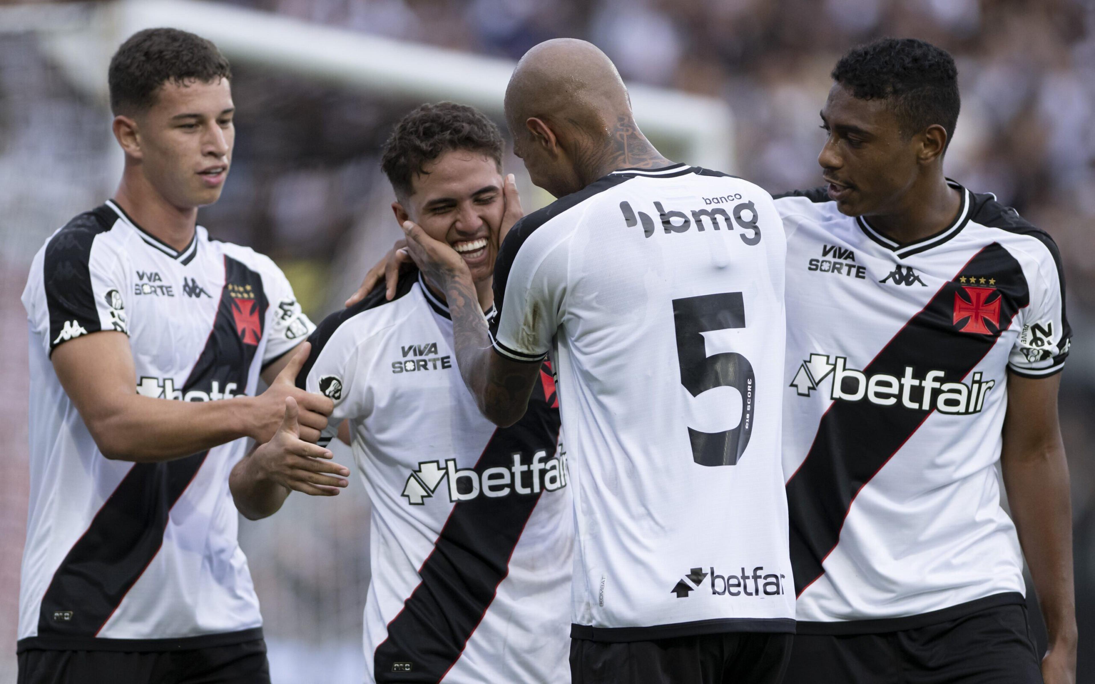 Paulinho celebra primeiro gol no profissional do Vasco: ‘Melhor sensação da minha vida’