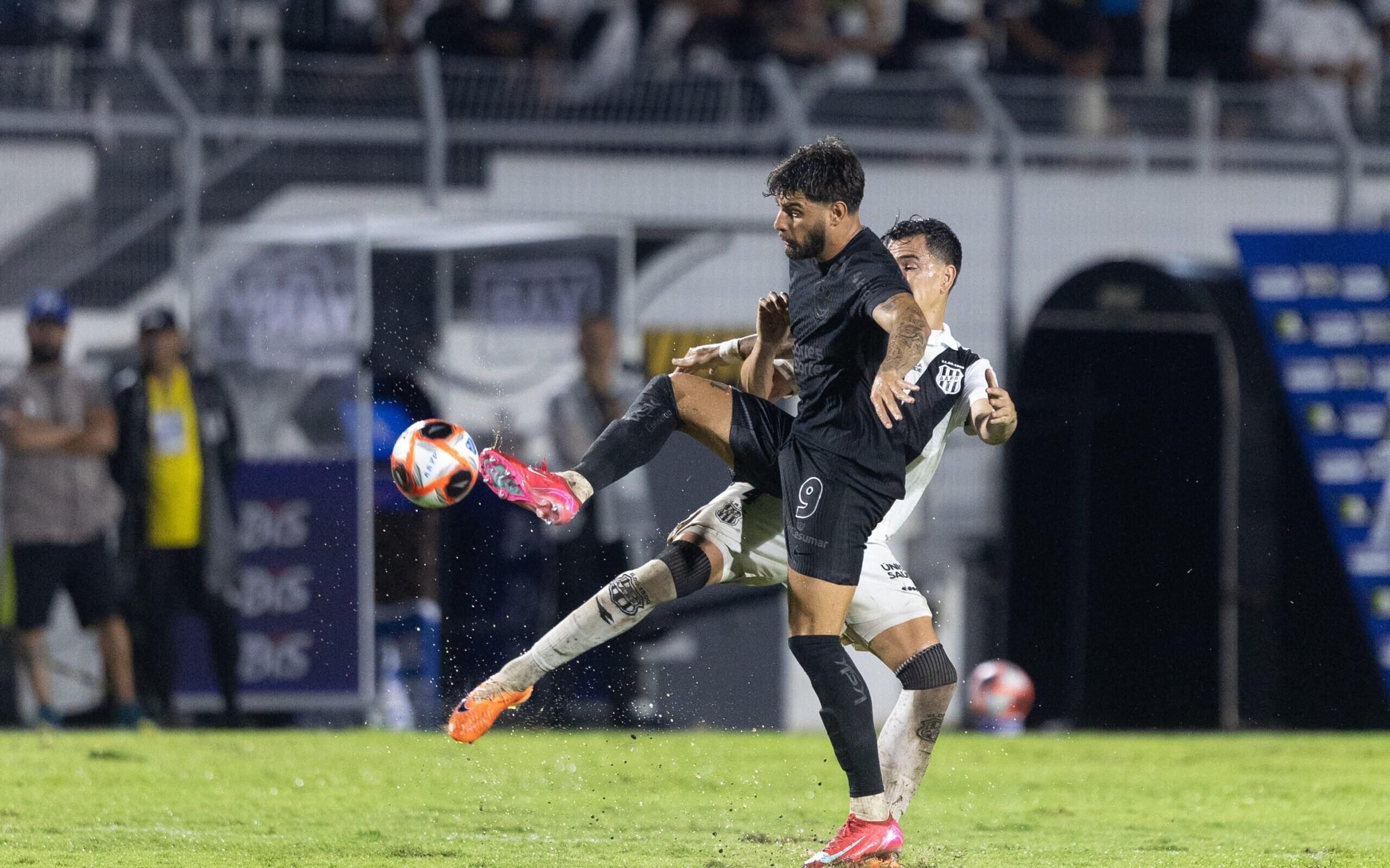 Corinthians supera gramado encharcado e vence a Ponte Preta no Paulistão