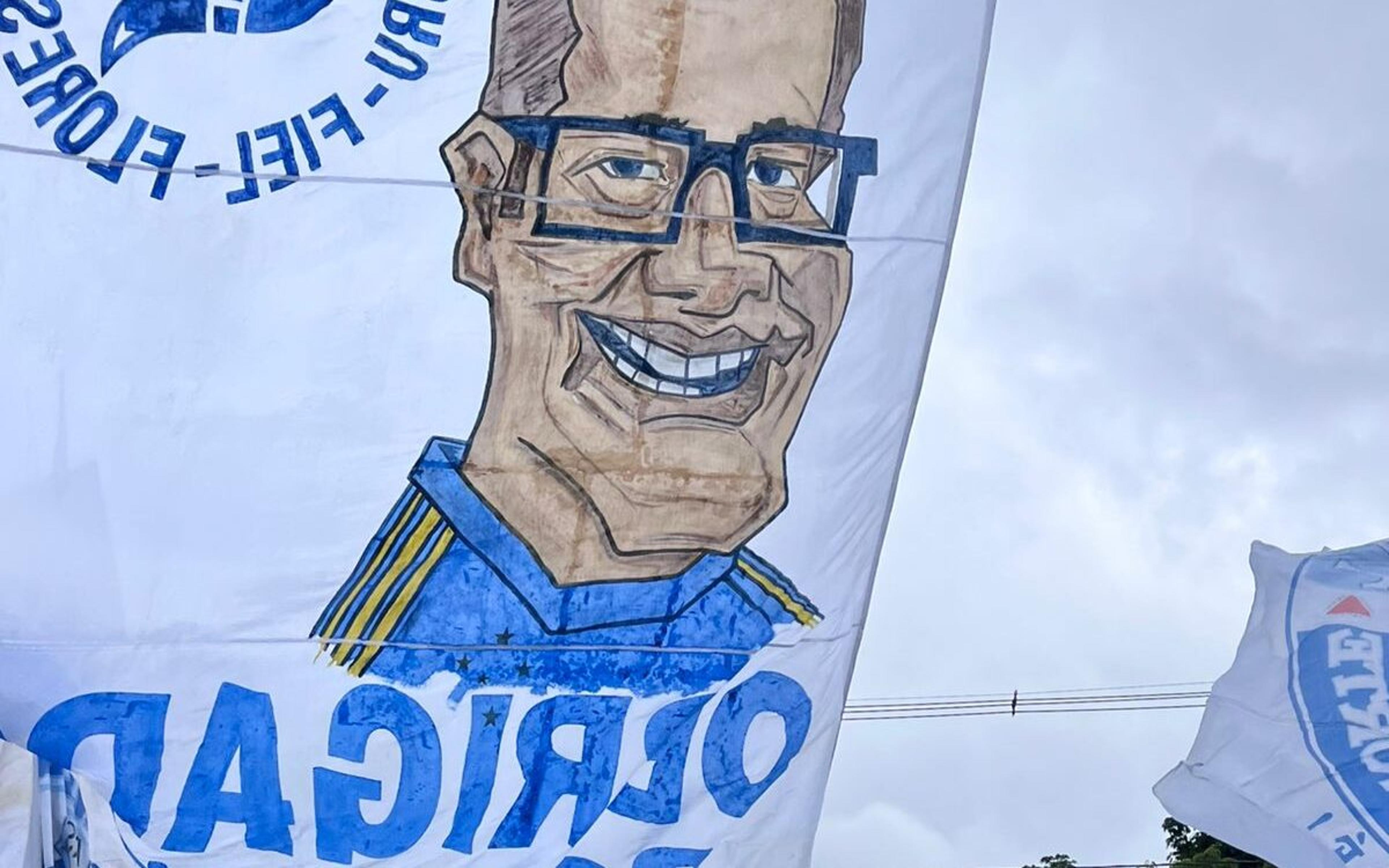 Torcida do Cruzeiro agita bandeiras em homenagem ao gestor Pedrinho