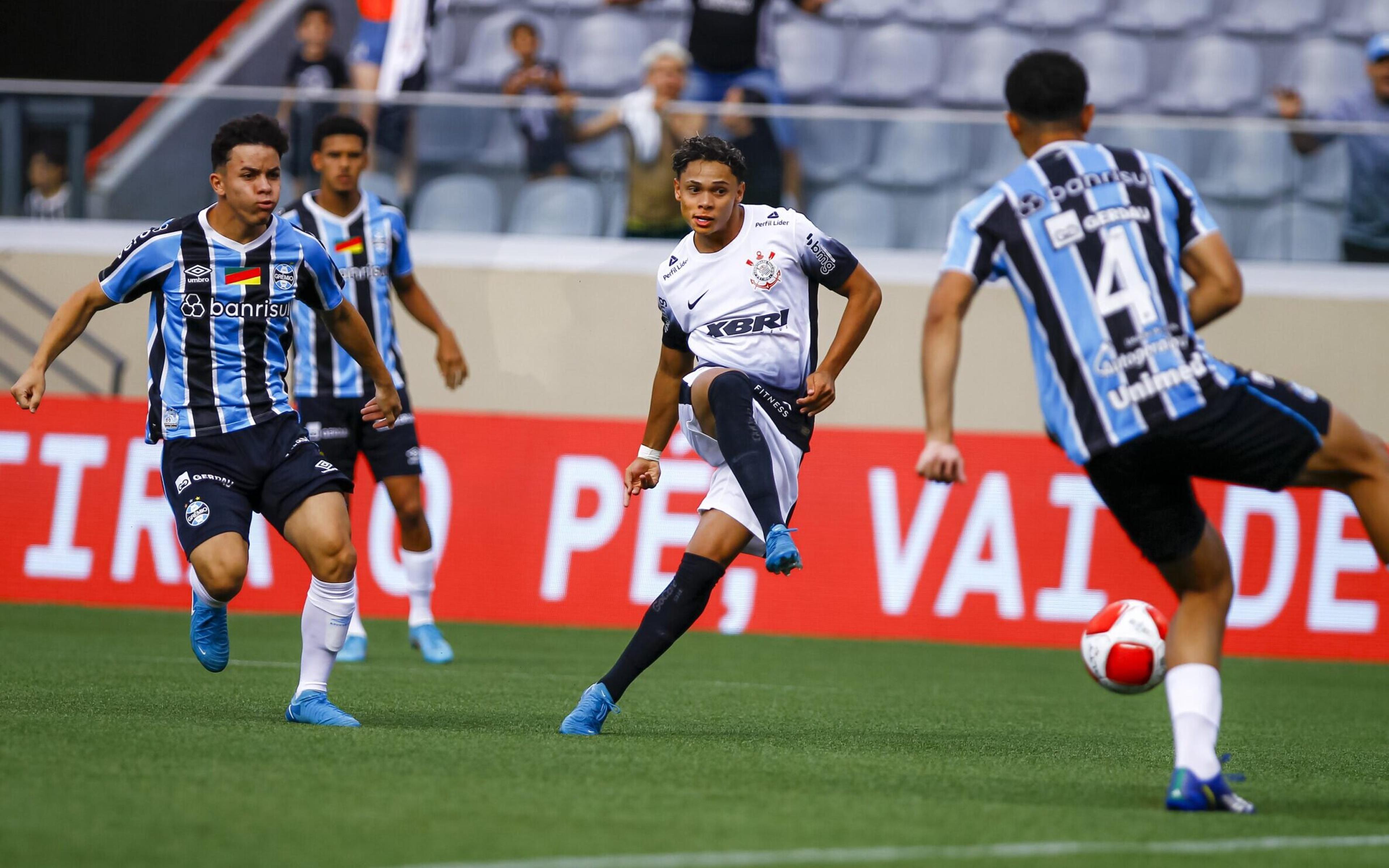 Grêmio x Corinthians: expulsão inusitada rouba holofotes em semifinal da Copinha