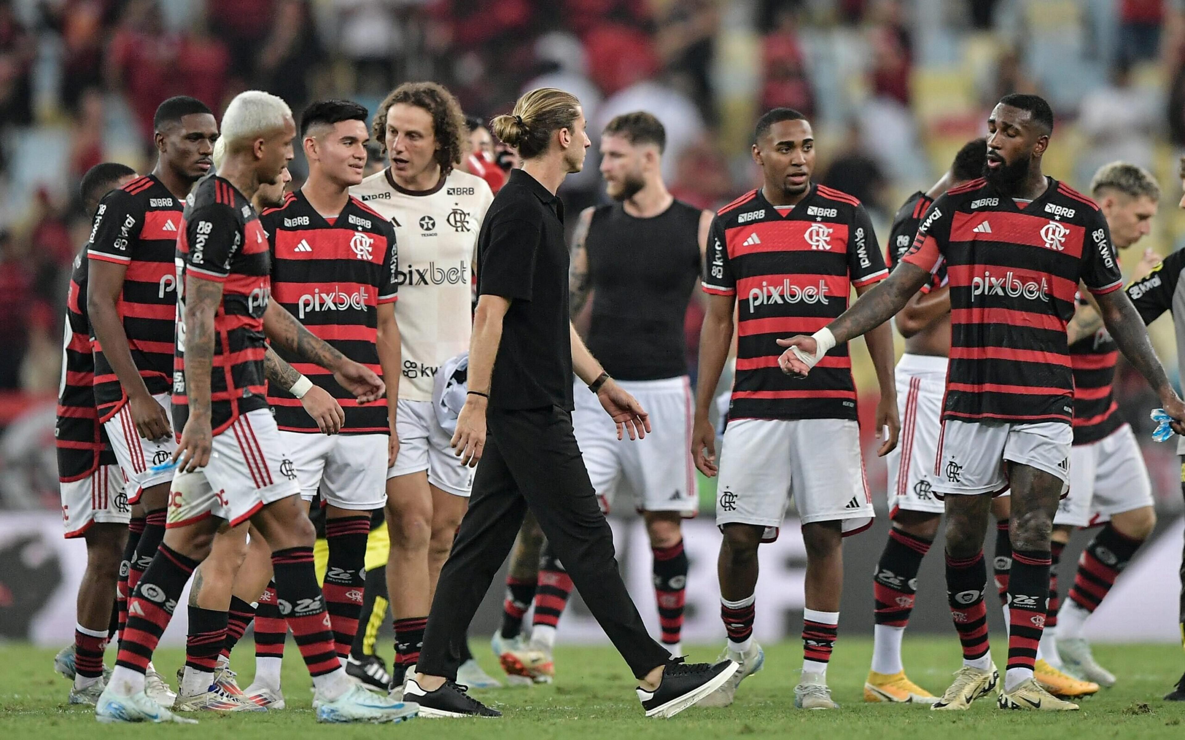 Filipe Luís conta como é treinar ex-companheiros no Flamengo