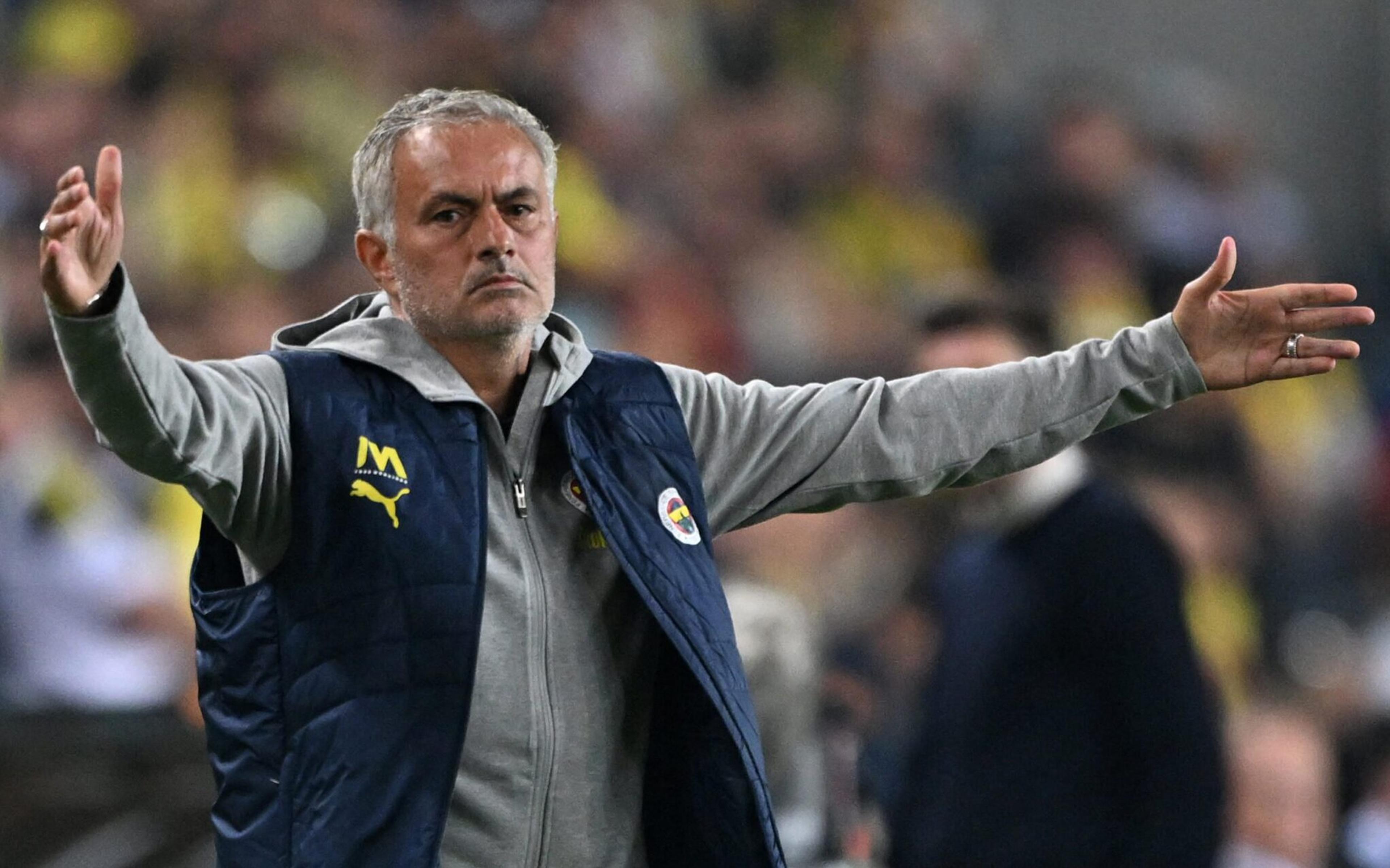 José Mourinho revolta estrela turca em nova polêmica no Fenerbahçe