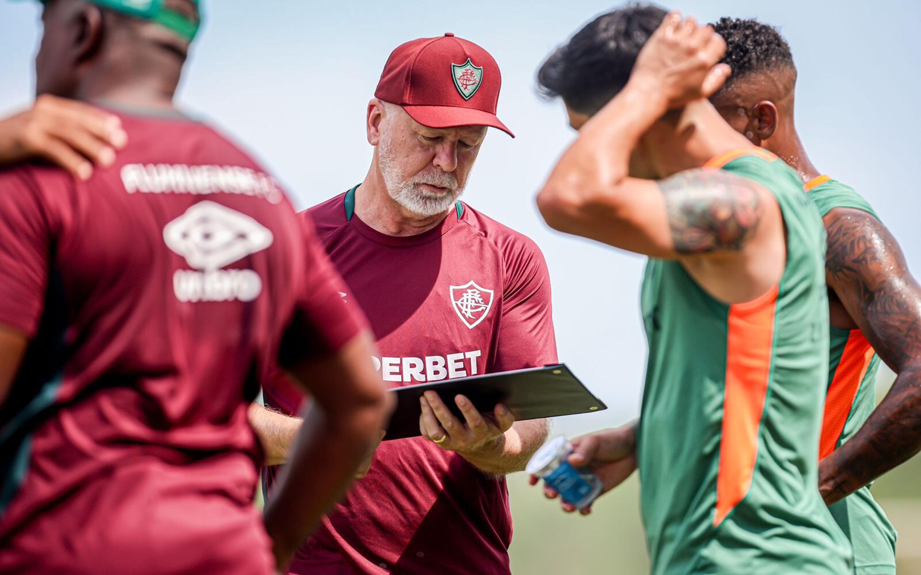 Mano Menezes avalia pré-temporada do Fluminense e elogia preparação