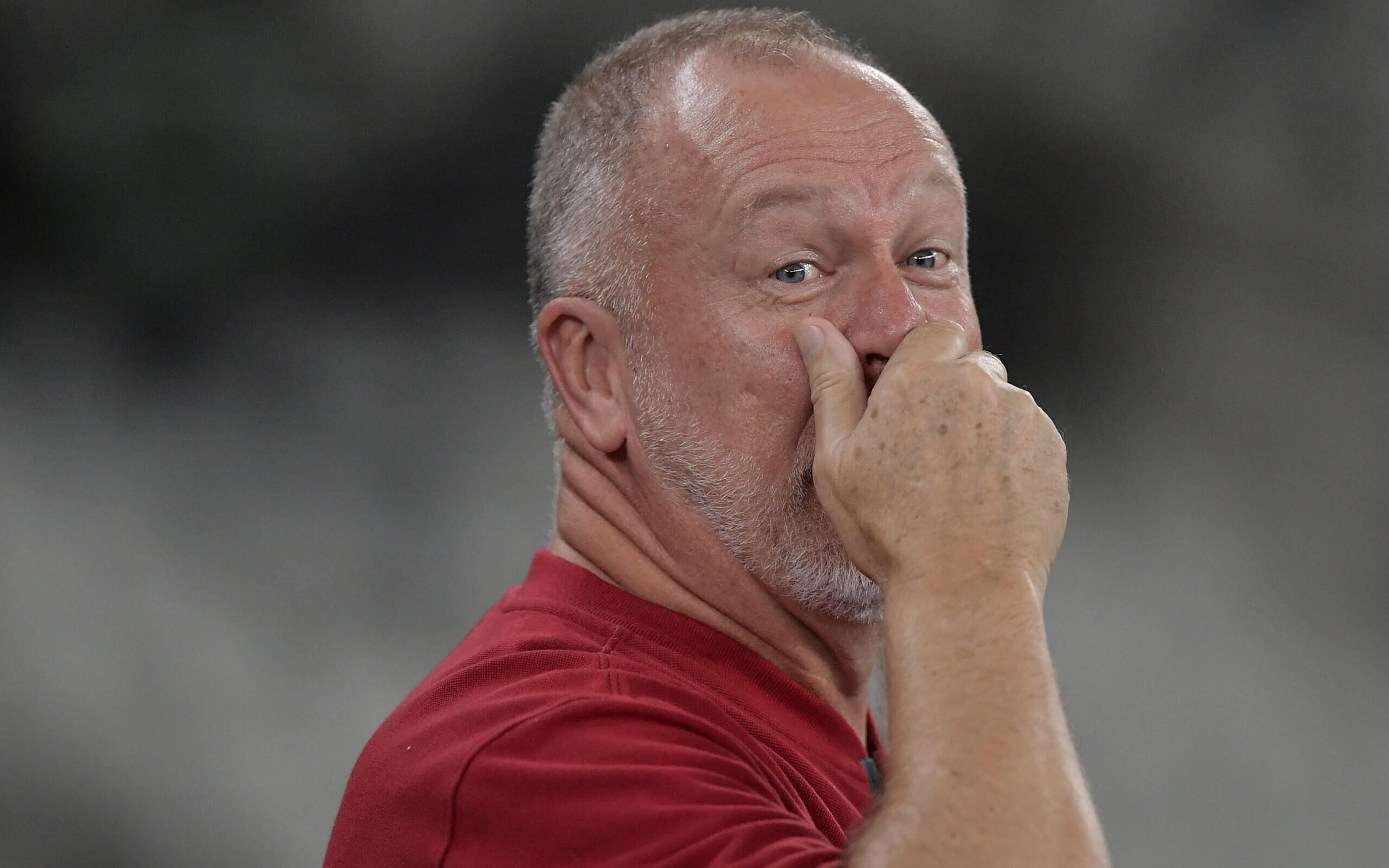 Torcedores do Fluminense detonam arbitragem após lance polêmico: ‘Má vontade ou safadeza’