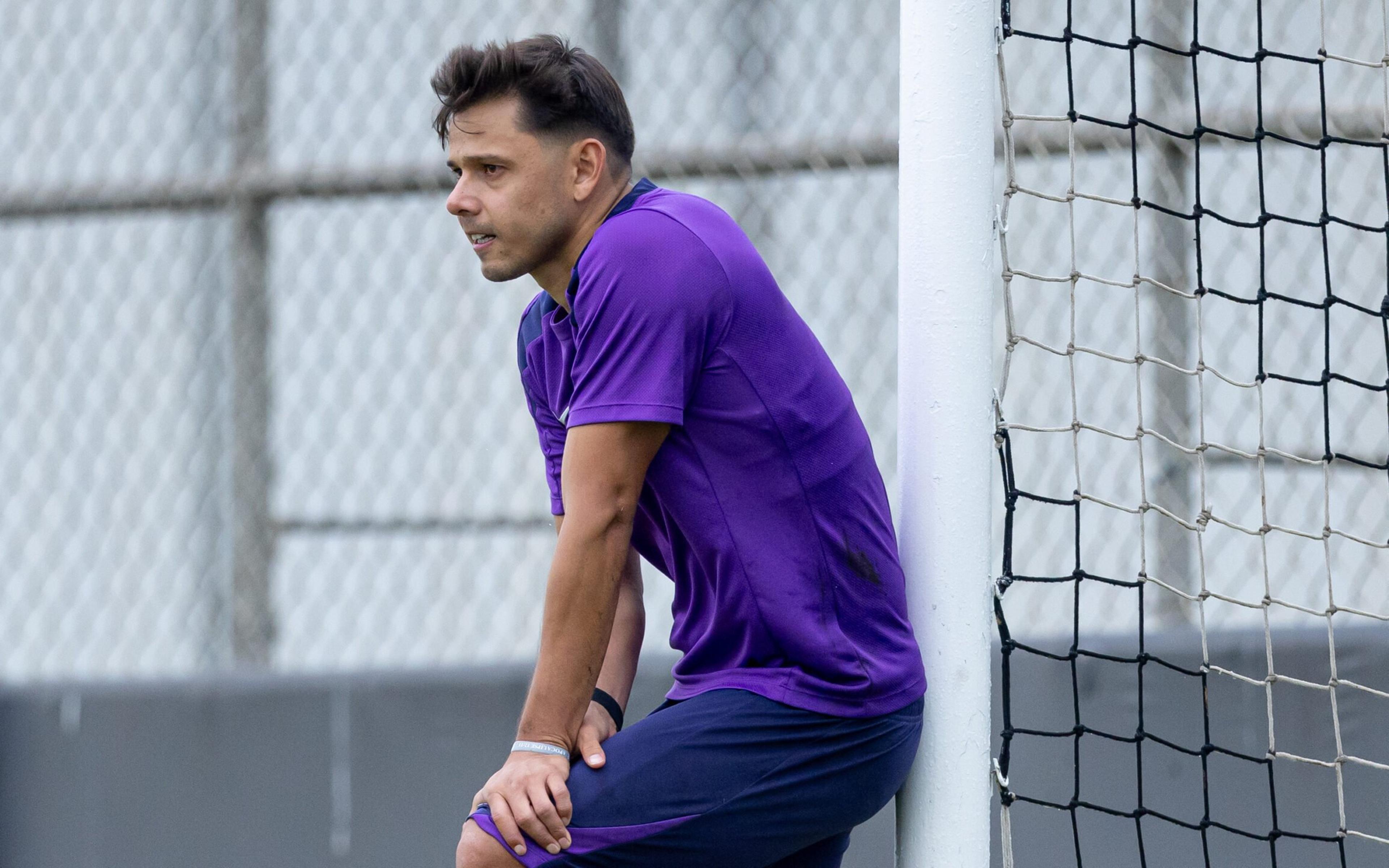 Romero admite atraso de salários, mas defende diretoria do Corinthians