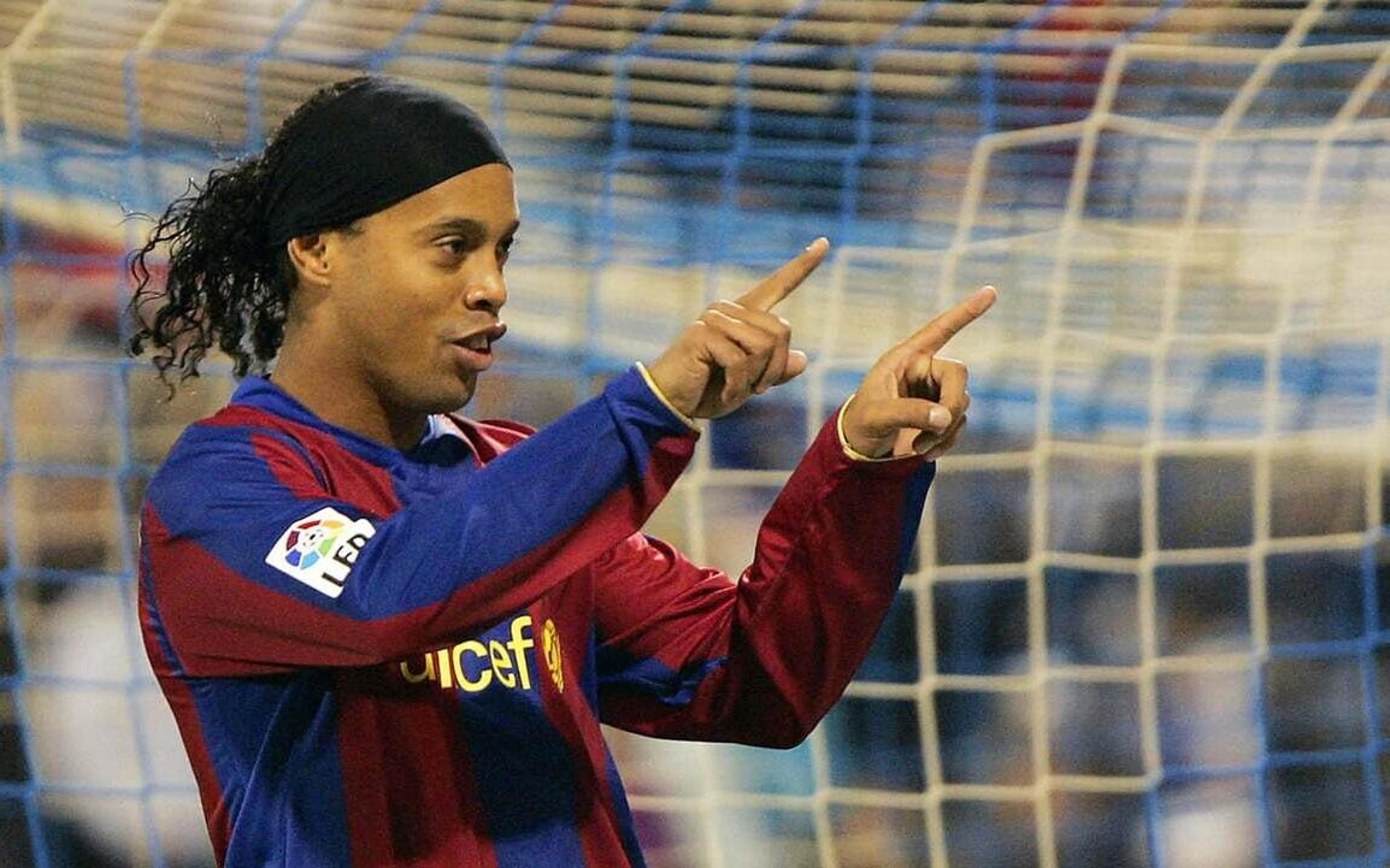 Relembre quando Ronaldinho assombrou o mundo com a camisa do Barcelona