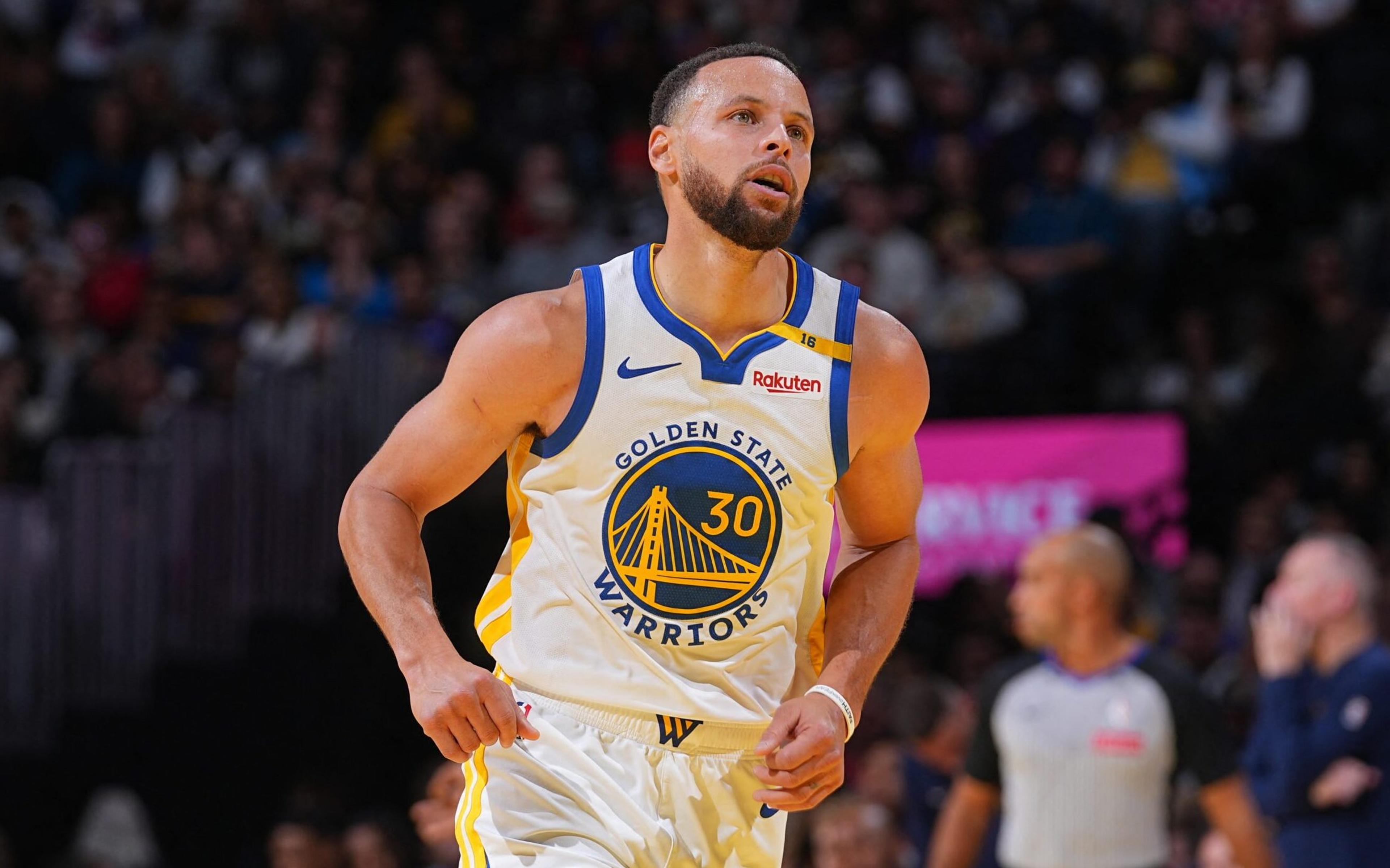 Stephen Curry joga hoje? Veja horário e onde assistir a Raptors x Warriors