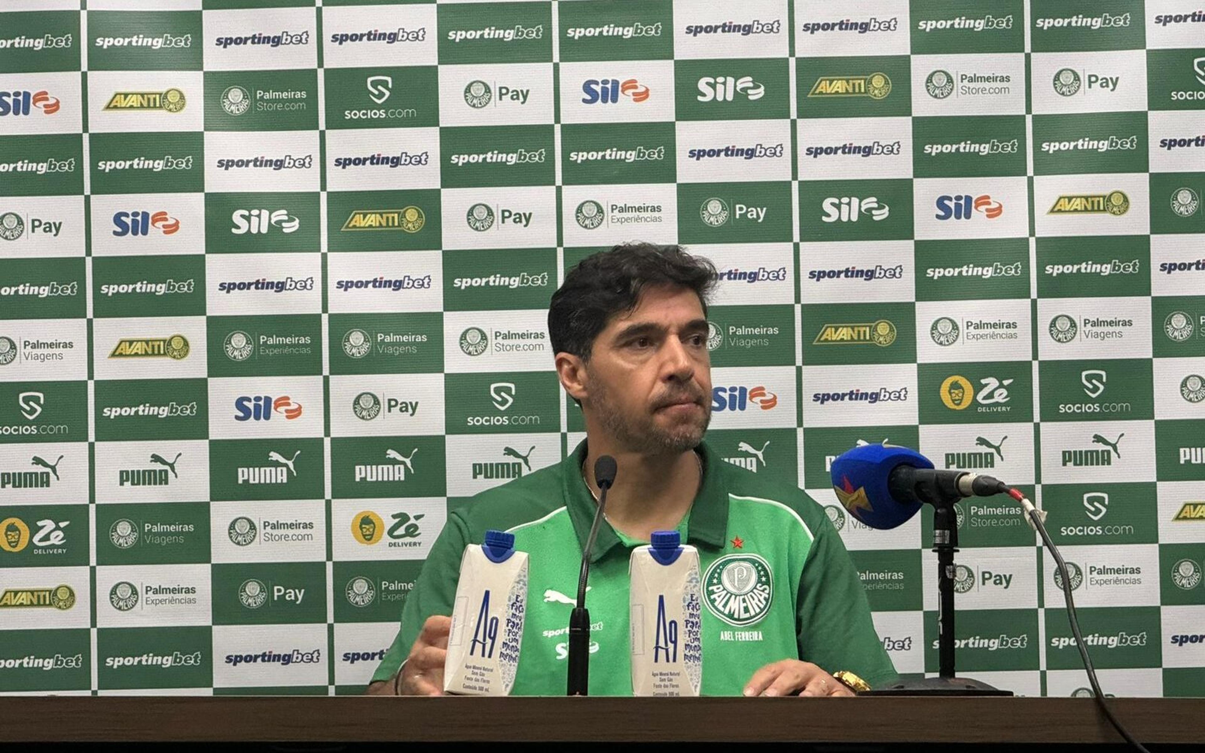 Técnico do Palmeiras, Abel Ferreira alfineta Claudinho: ‘Queremos jogadores de caráter’