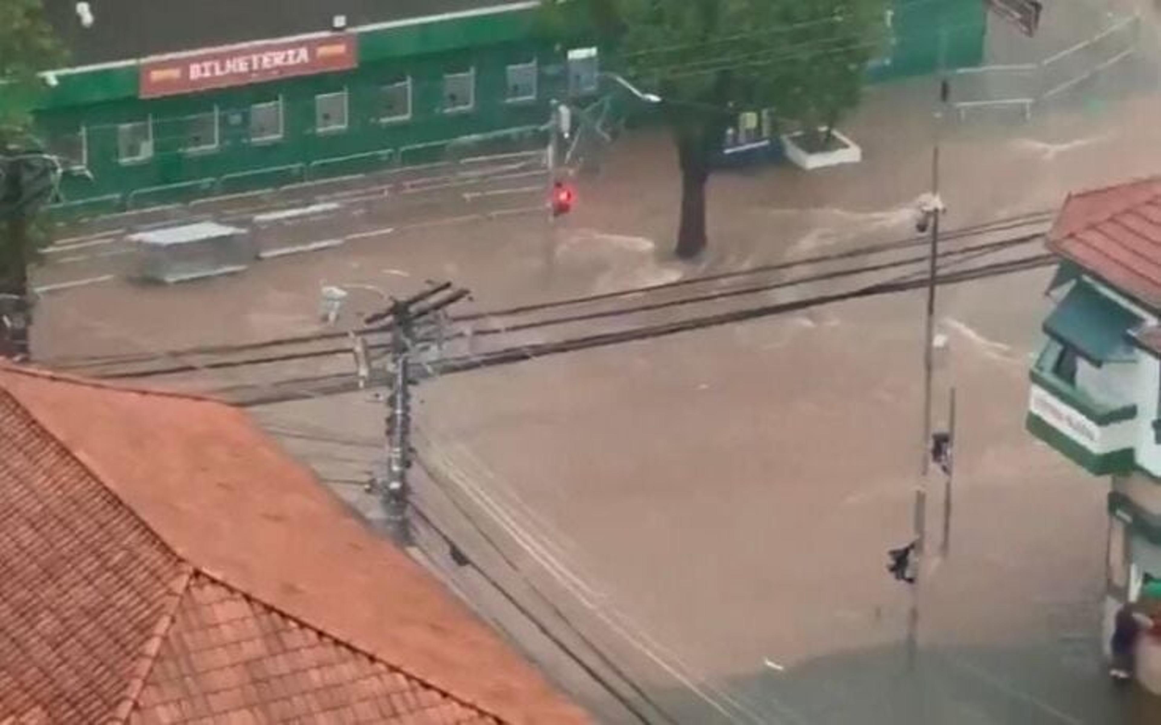 Allianz Parque sofre com chuvas em meio à partida do Palmeiras em Barueri