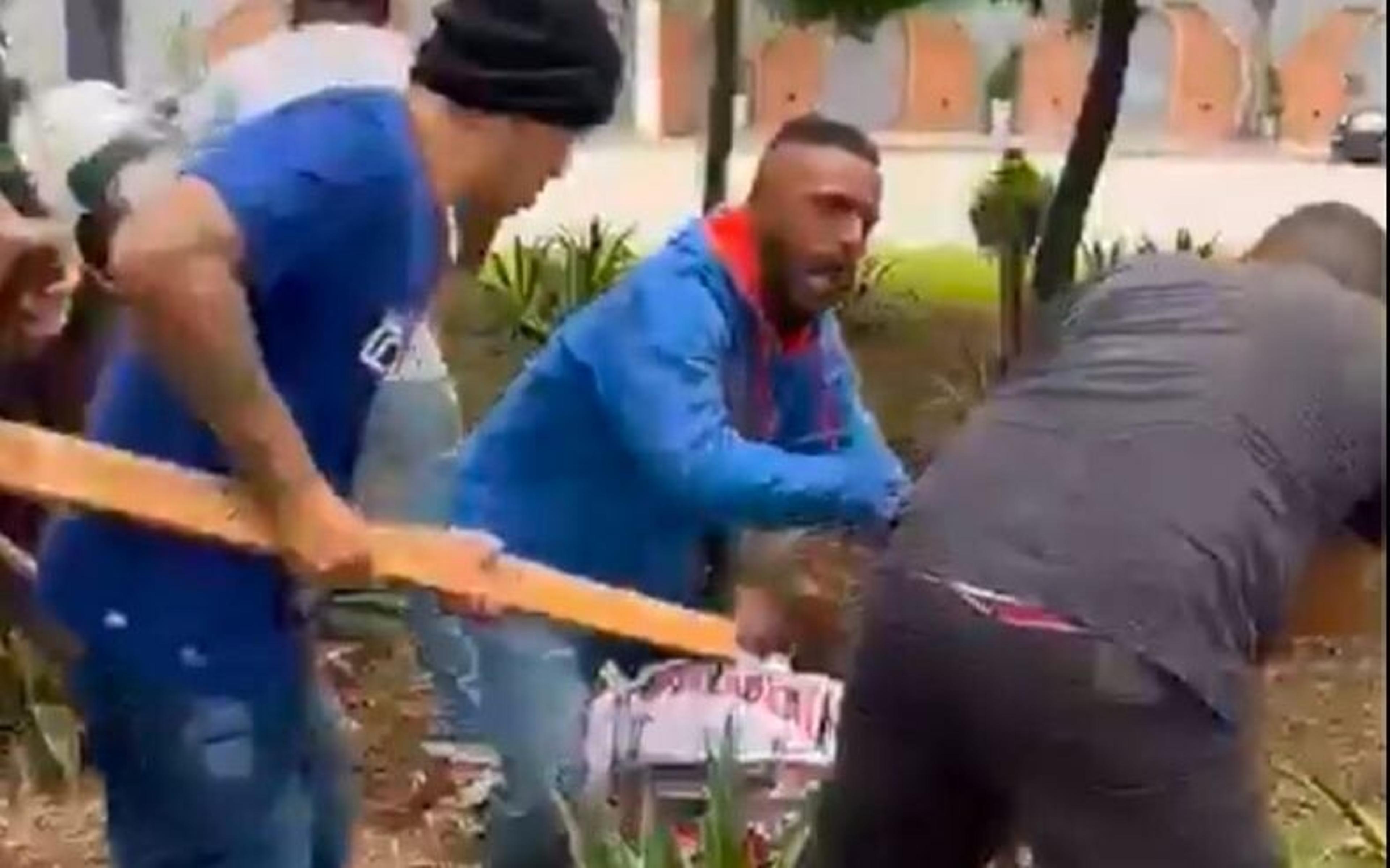 Torcedores de São Paulo e Corinthians brigam horas antes do clássico