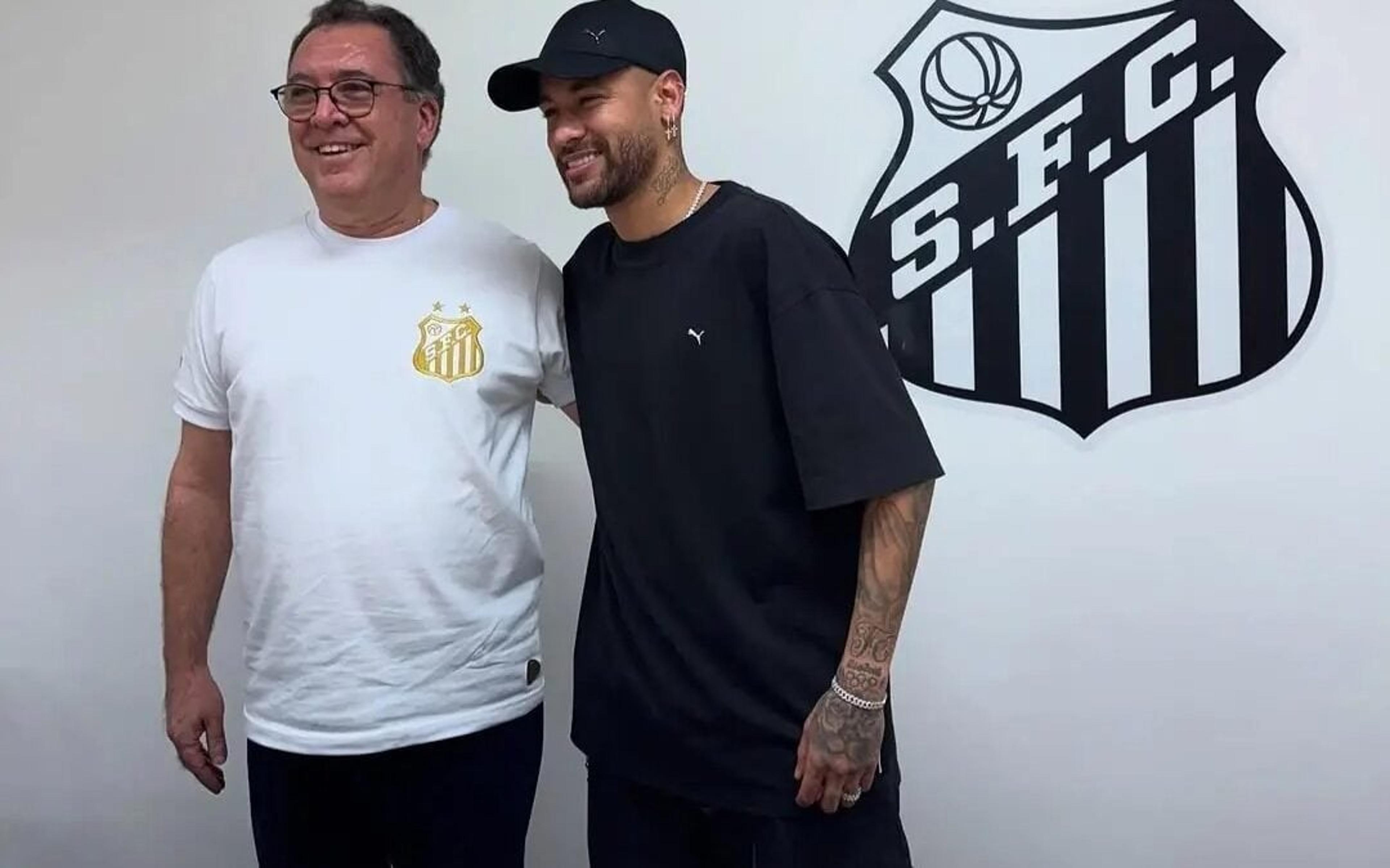 Caneta falha, mas Neymar assina com Santos, recebe camisa 11 e usará a 10