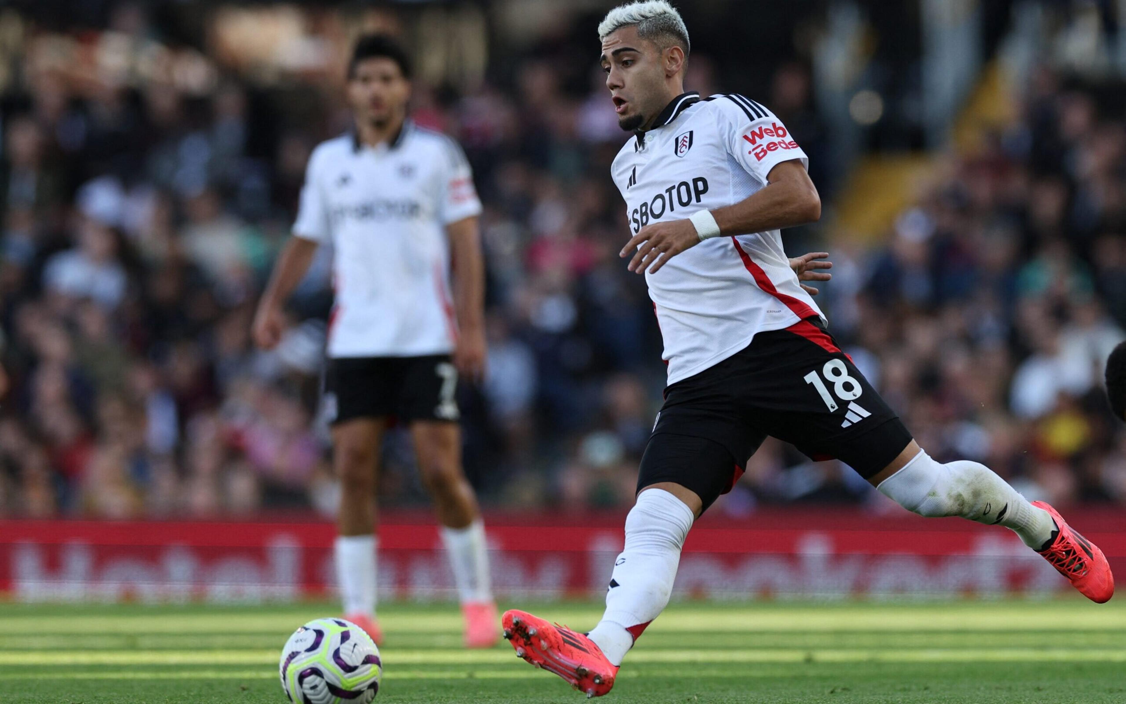 Torcedores do Palmeiras se animam com Andreas Pereira após jogo da Premier League