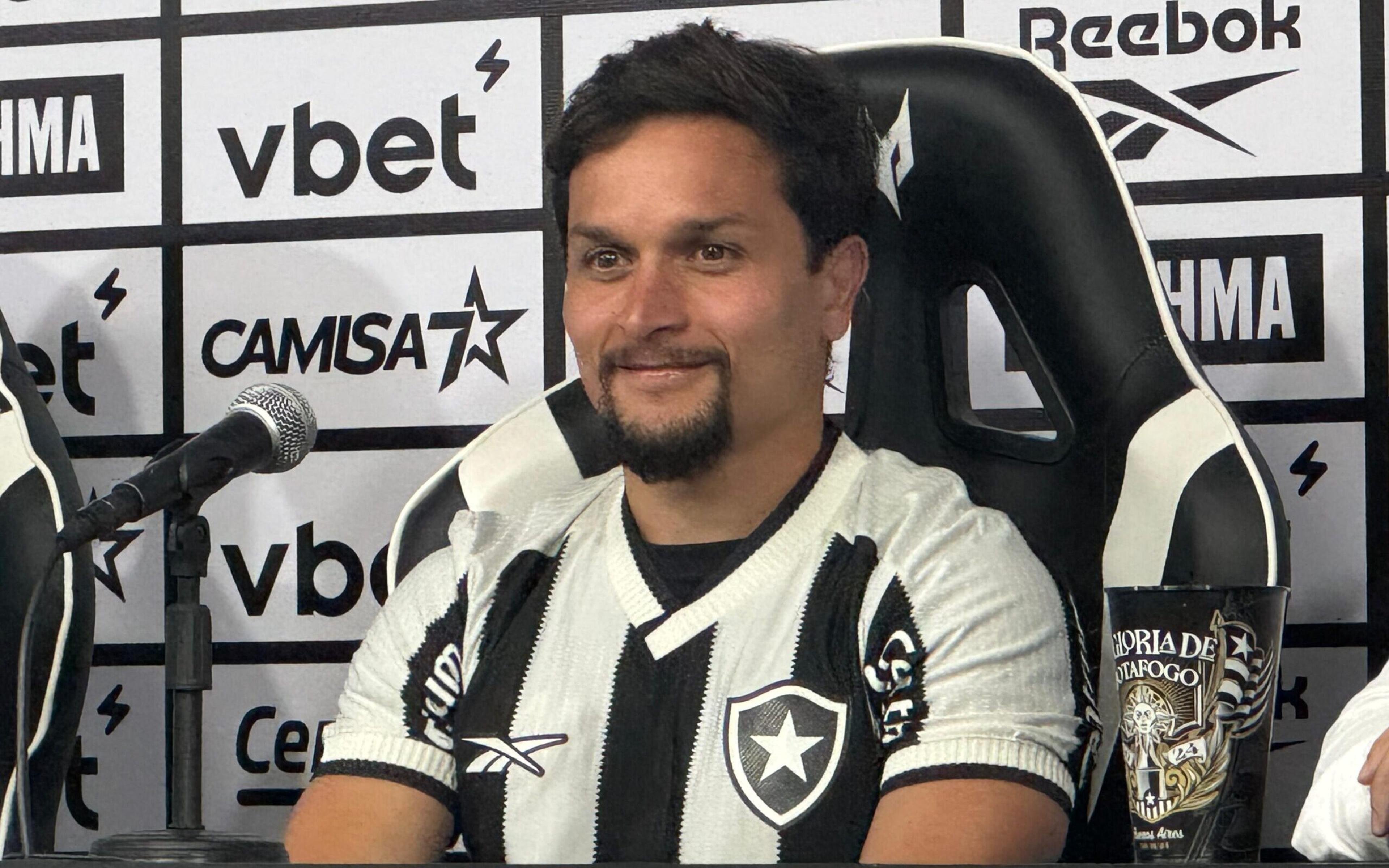 Artur é apresentado pelo Botafogo, cita Messi e Cristiano Ronaldo, e promete mais títulos: ‘Vai acontecer de novo’