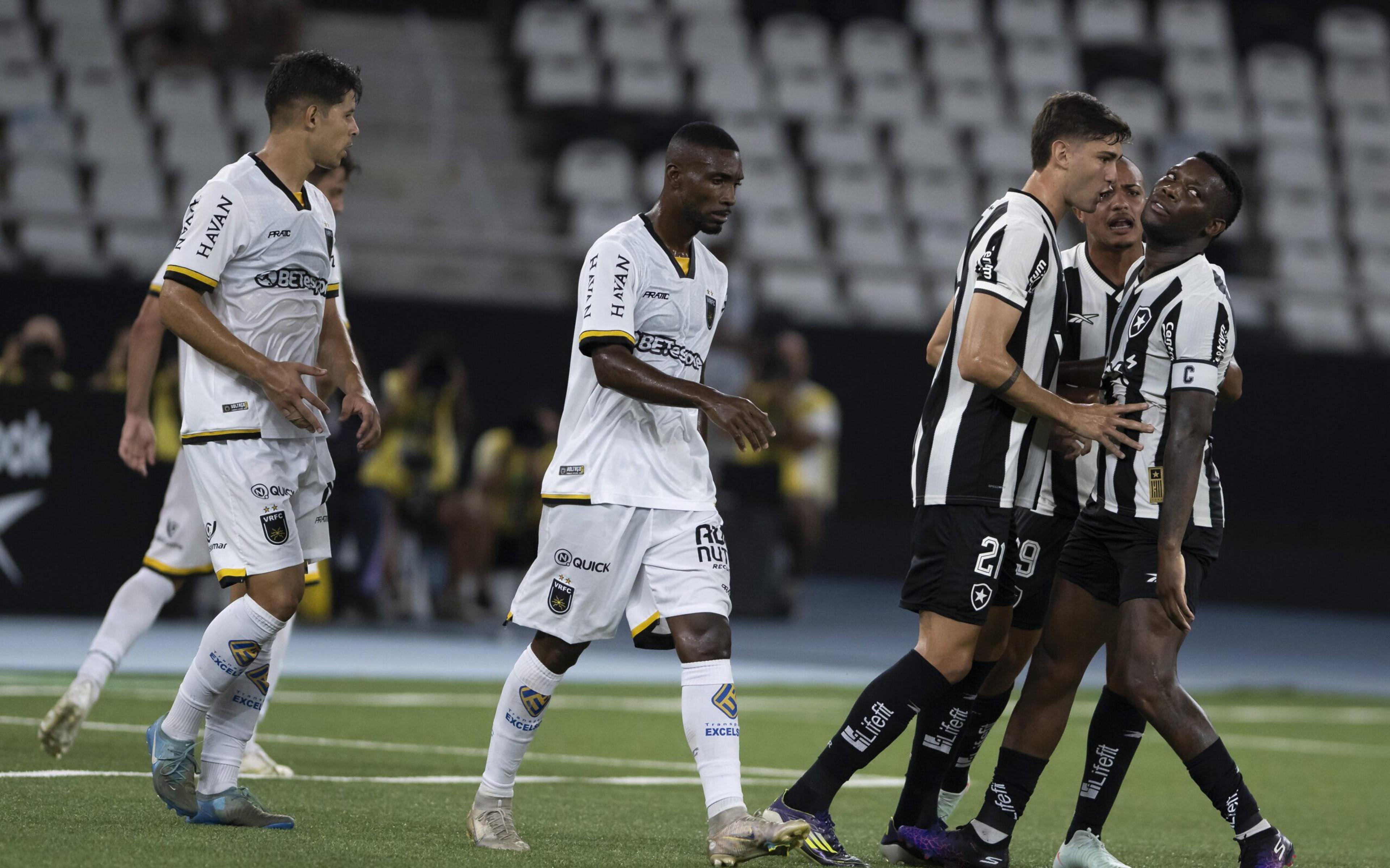 Torcedores do Botafogo perdem a paciência com jogador após derrota: ‘Chega’