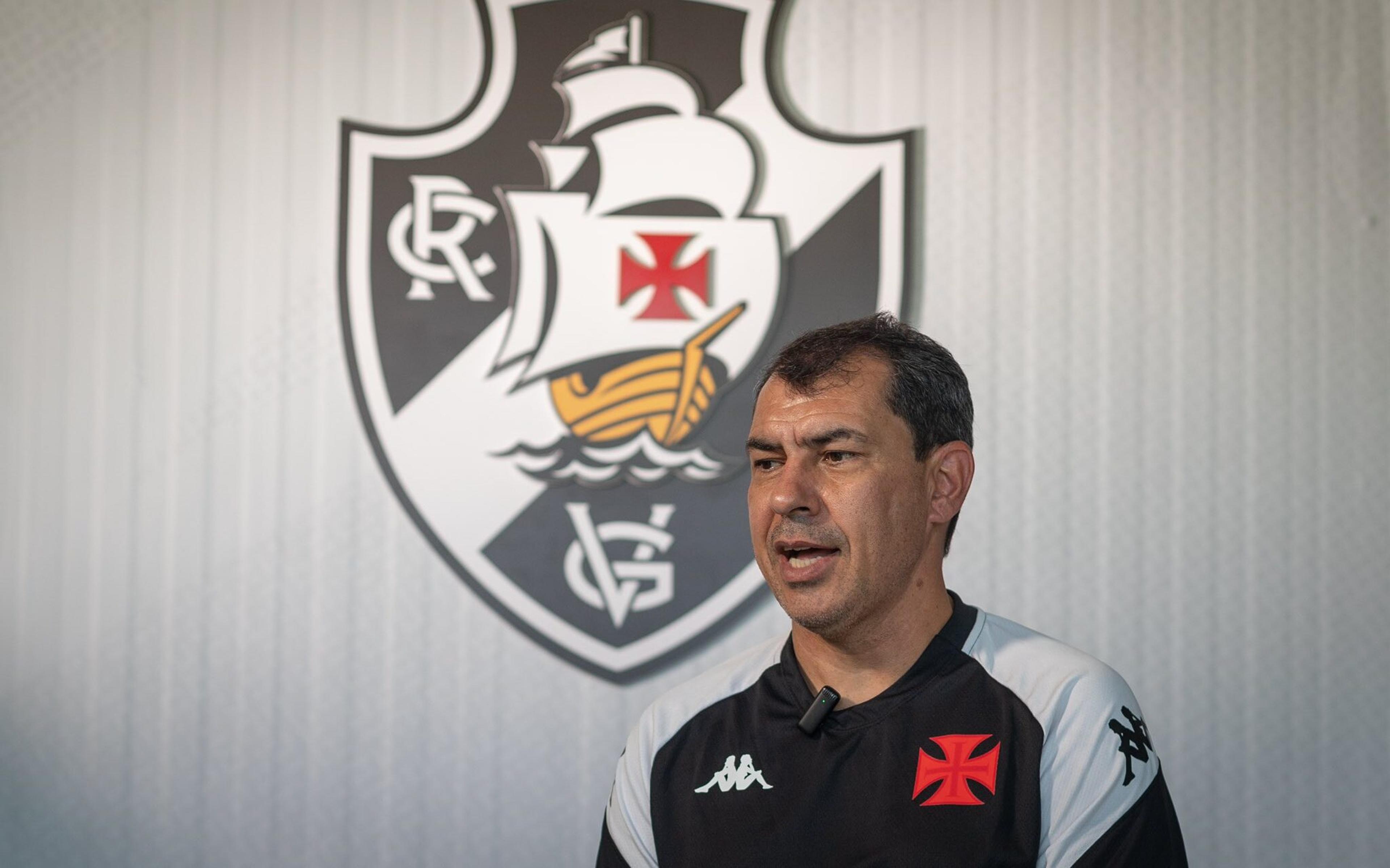 Novo técnico do Vasco, Carille conhece CT e acompanha preparação para o Carioca