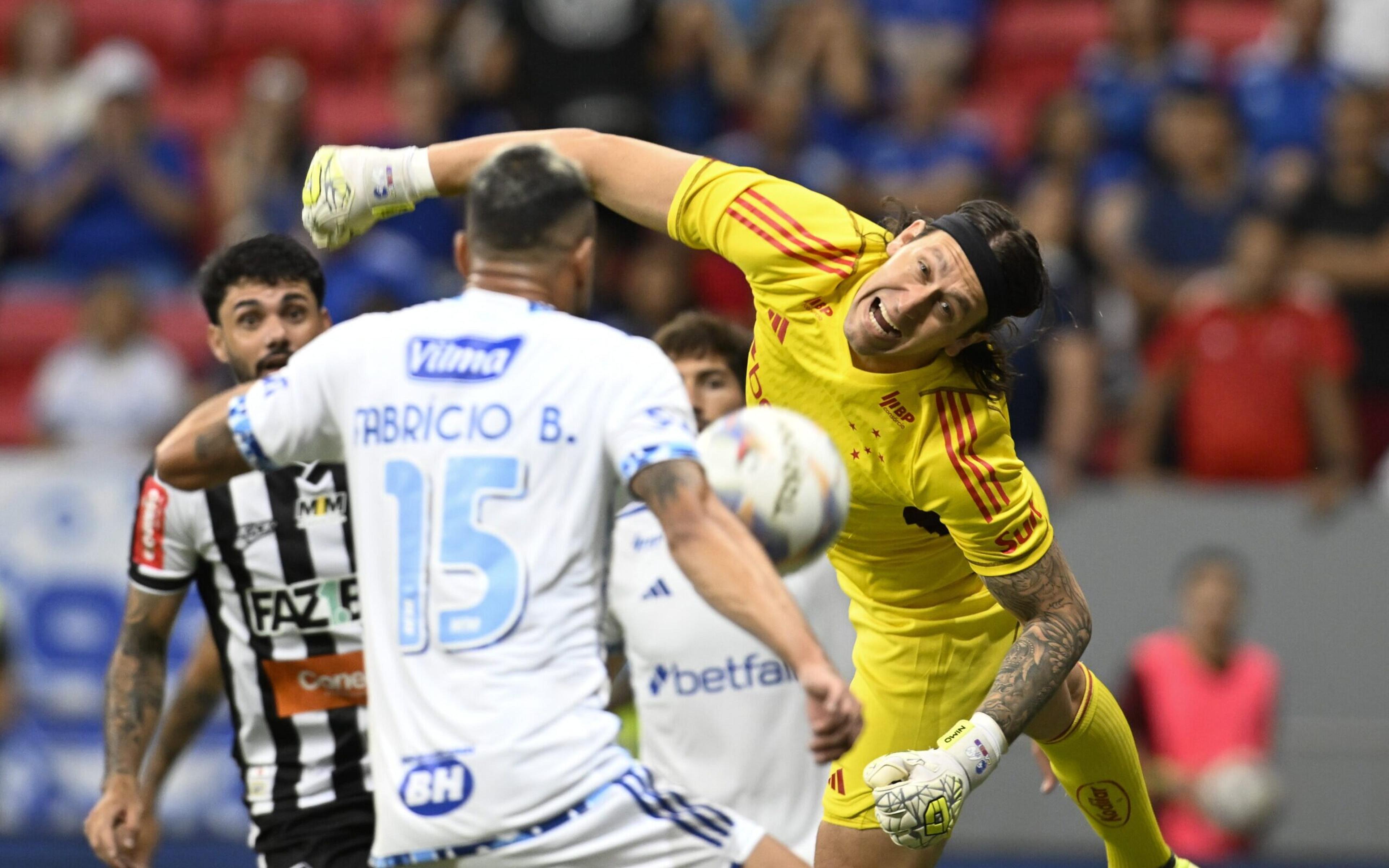 Falha de Cássio e gol contra de Fabrício Bruno viraliza: ‘Show de bizarrice’