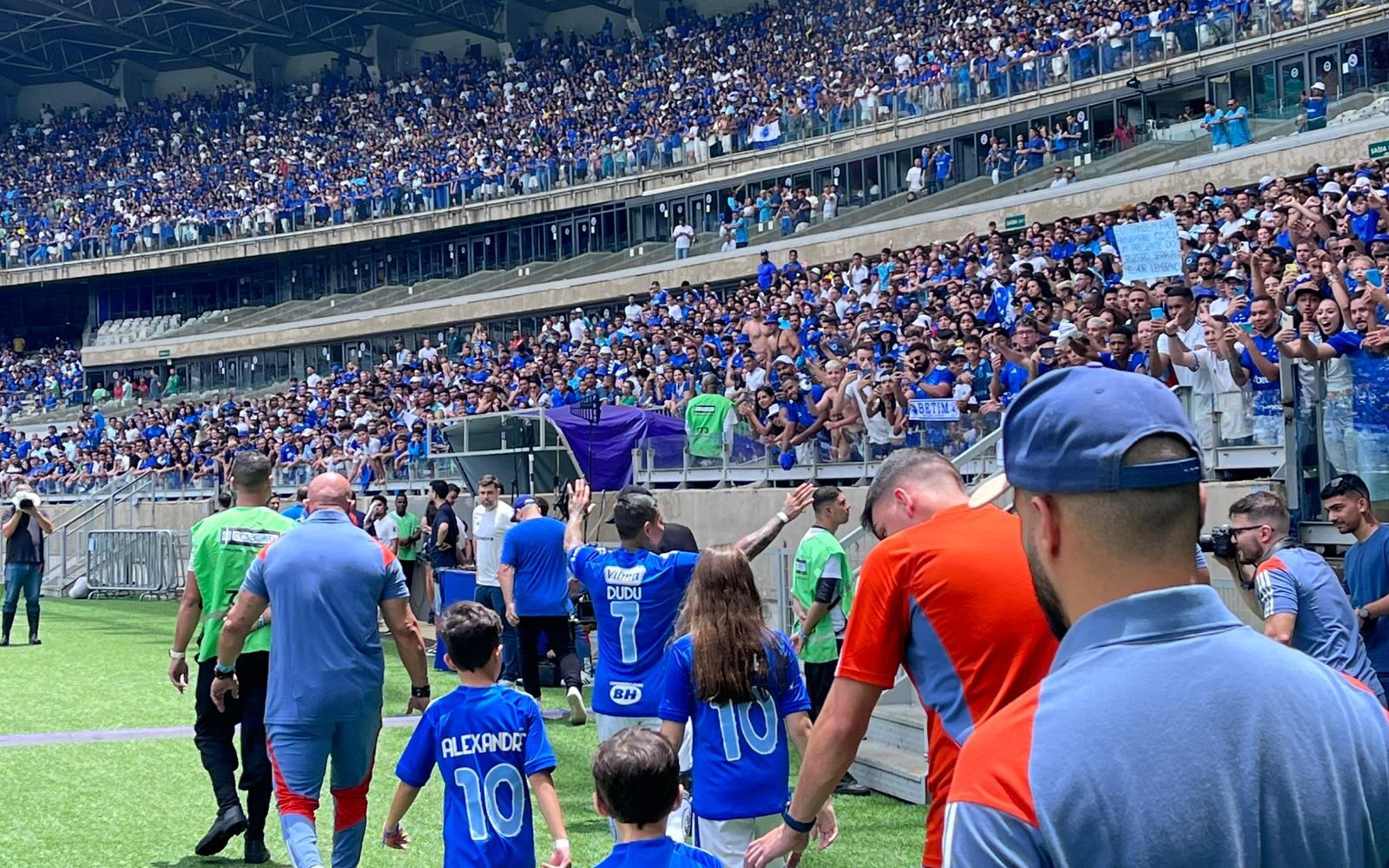 Dudu é apresentado pelo Cruzeiro diante da torcida: ‘Ano de felicidade’