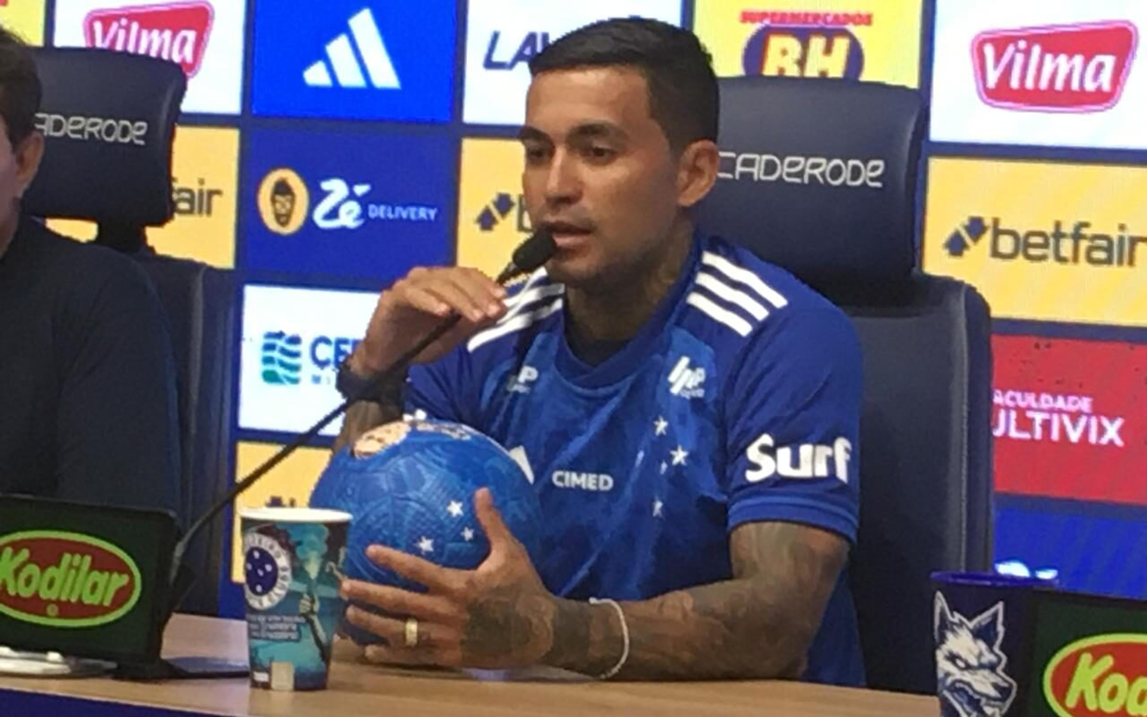 Dudu elogia Diniz em apresentação no Cruzeiro: ‘Faz os times jogarem’