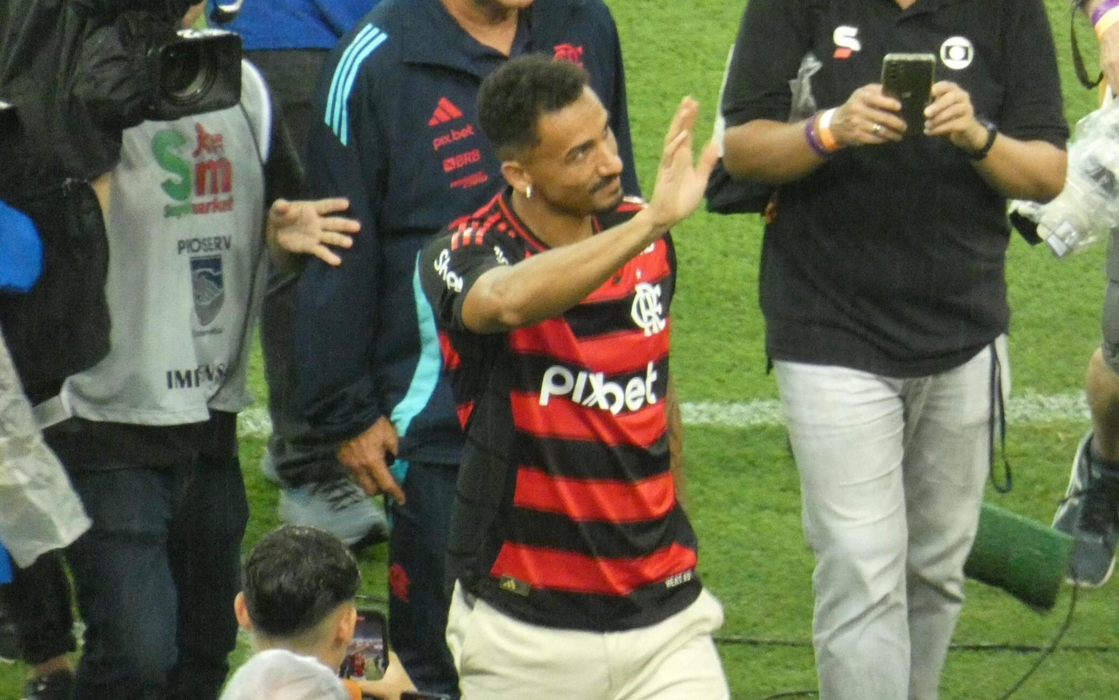 Ovacionado pela torcida do Flamengo, Danilo é apresentado no Maracanã