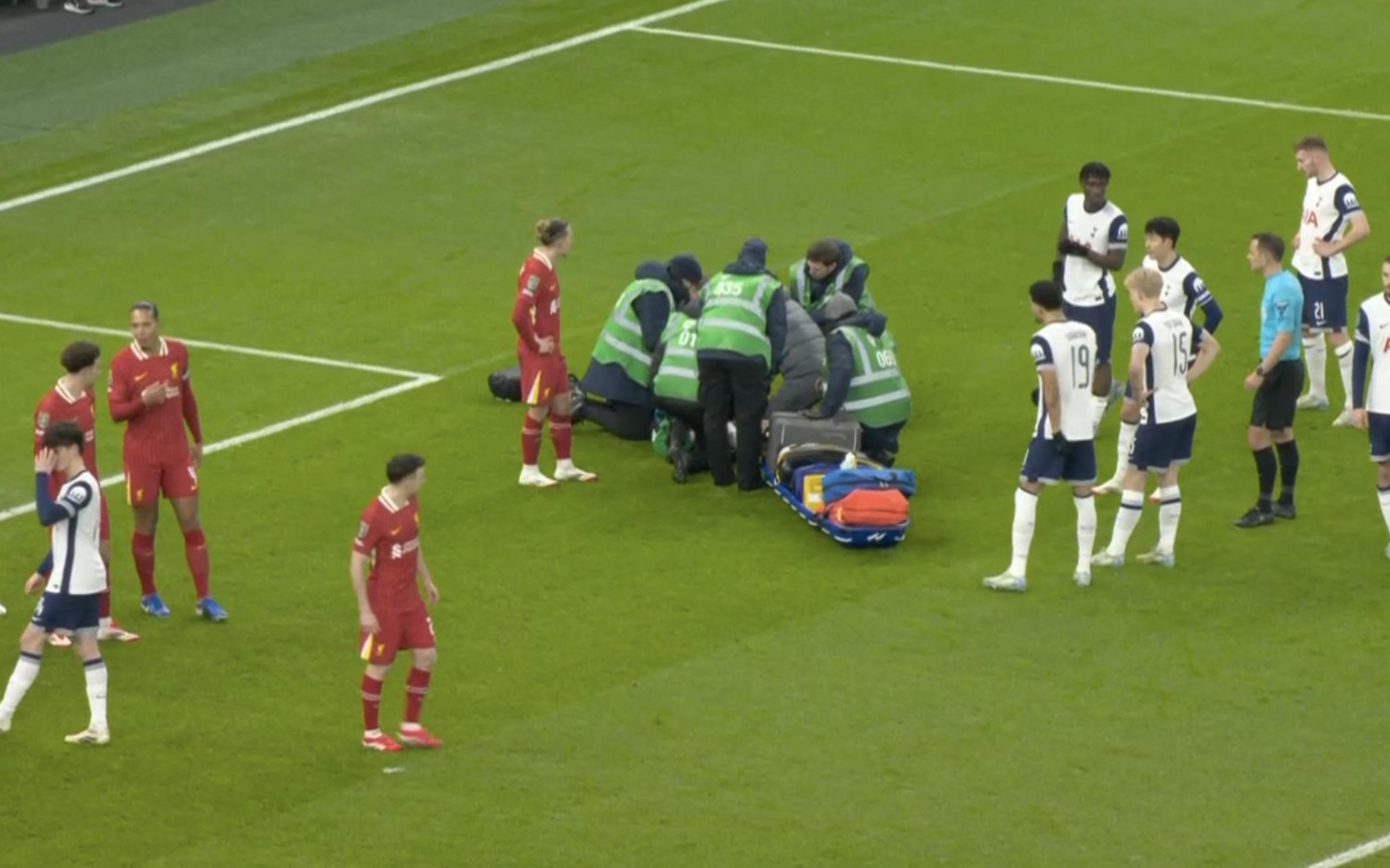 Bentancur cai sozinho em campo, é retirado e preocupa torcedores em Tottenham x Liverpool