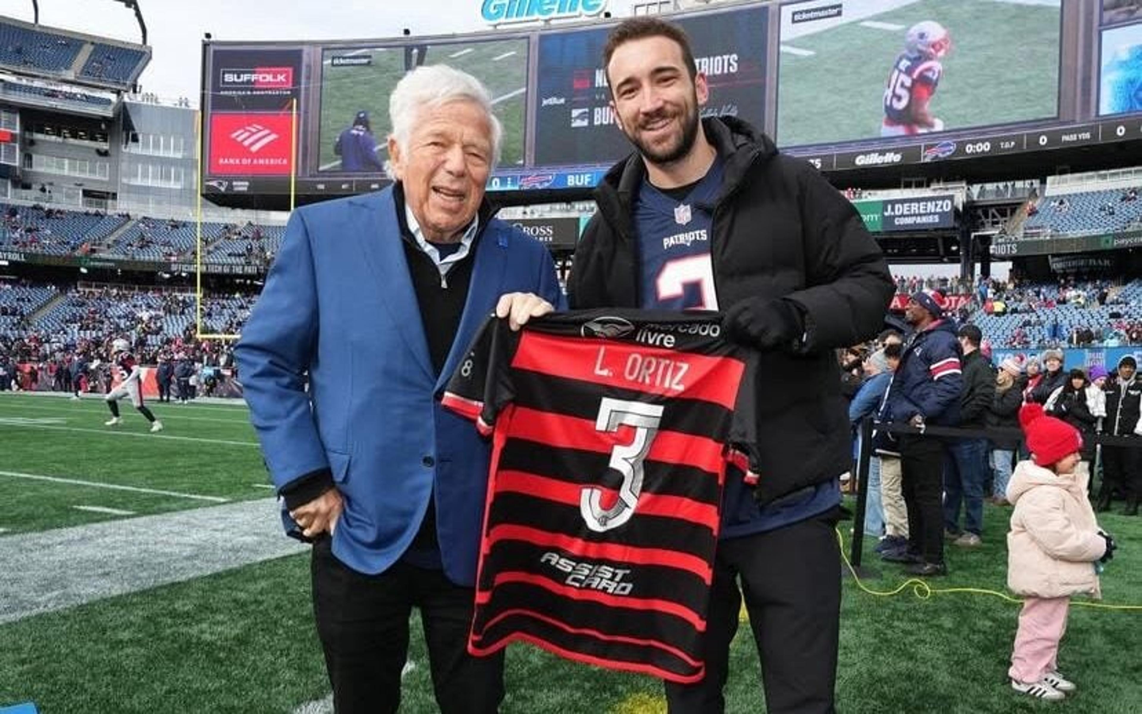 Léo Ortiz, do Flamengo, vai a jogo da NFL e presenteia dono dos Patriots