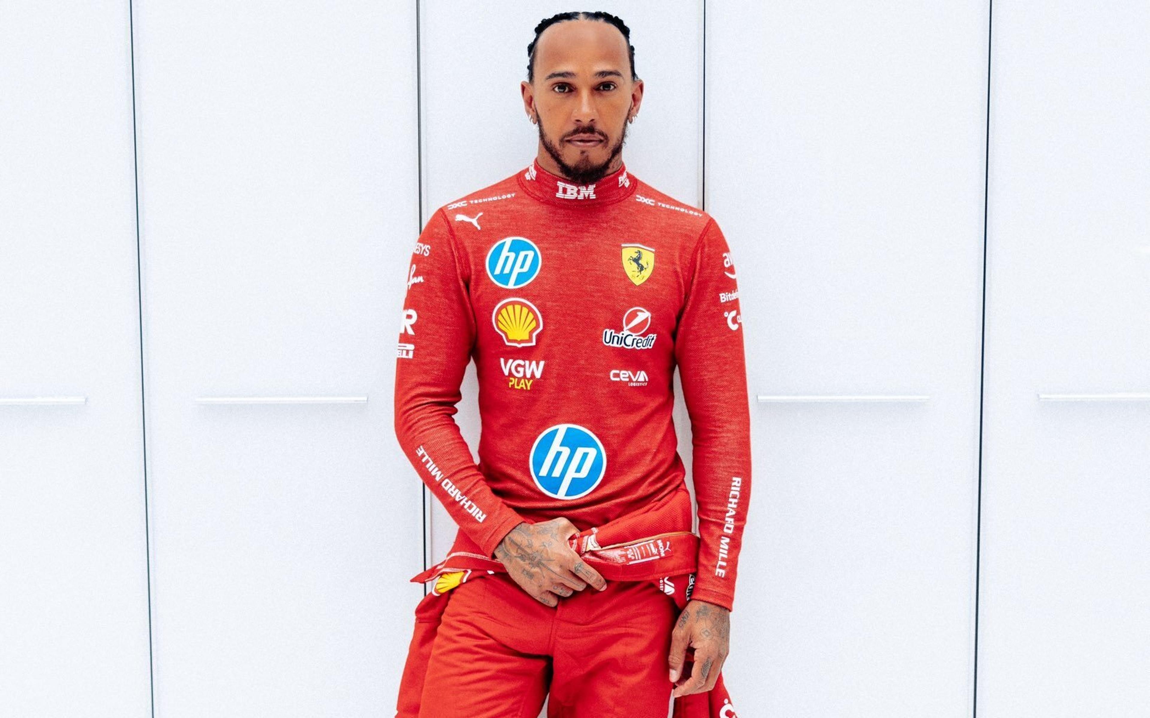 Hamilton divulga foto vestindo macacão da Ferrari: ‘Primeira vez de vermelho’