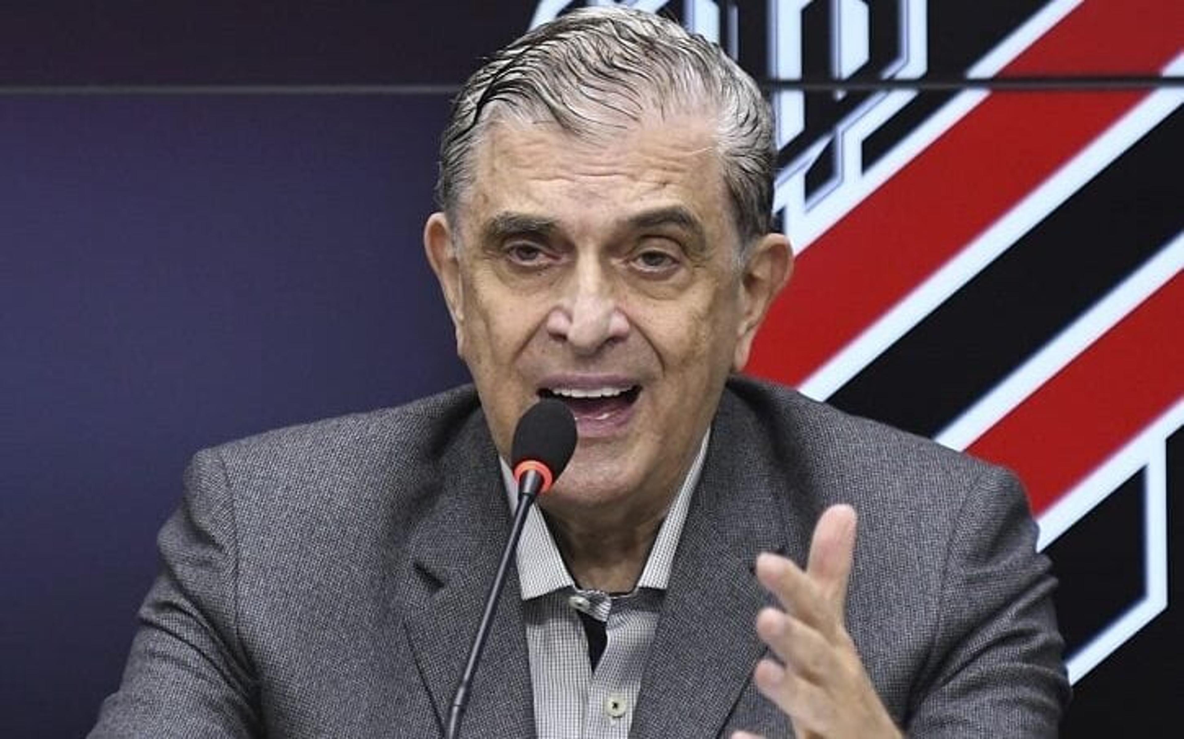 Petraglia faz gesto ofensivo para torcedores do Athletico-PR; veja