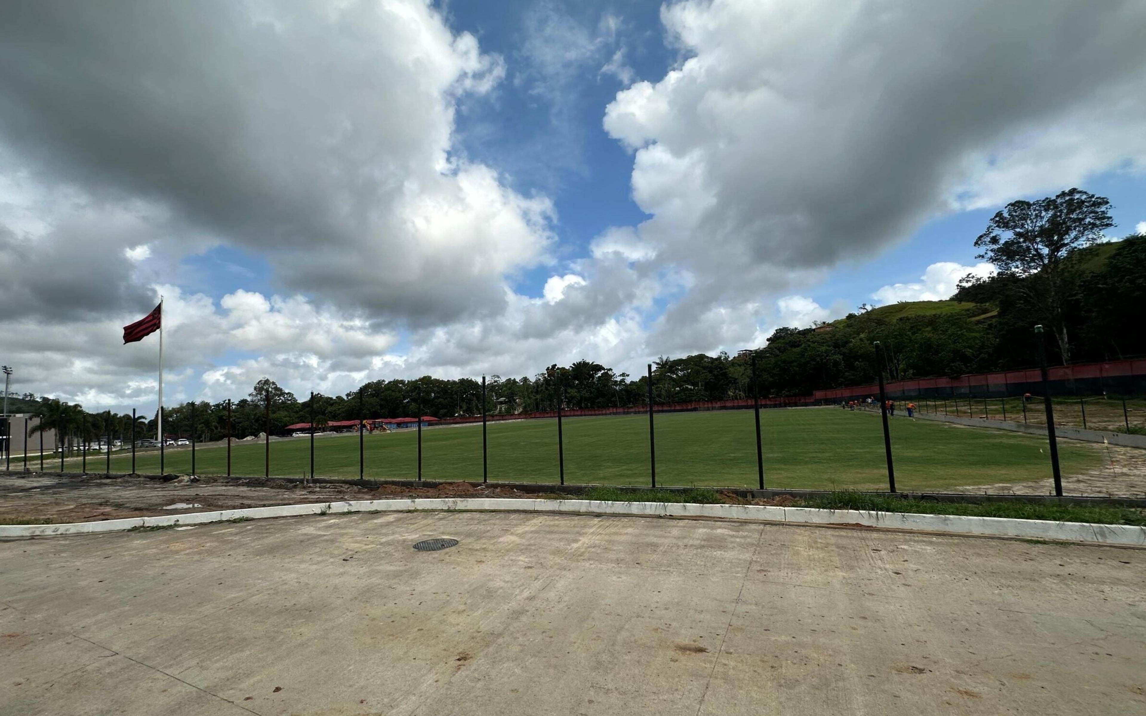 Flamengo avança nas obras do miniestádio no Ninho do Urubu; confira imagens