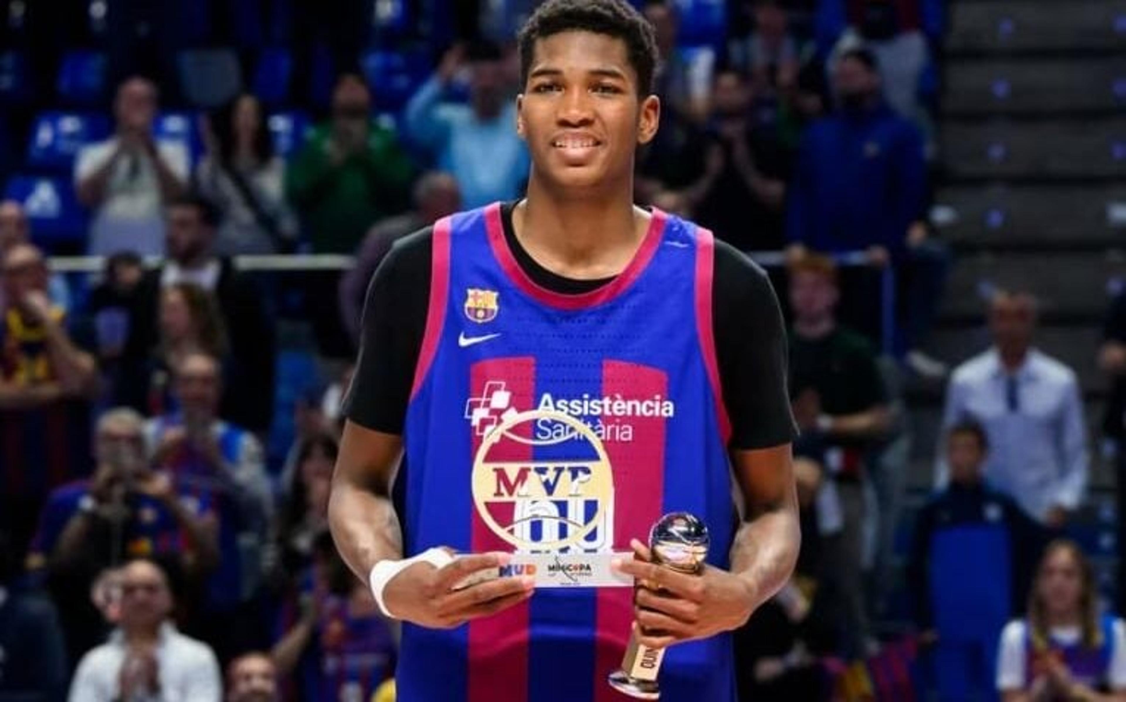 Jovem de 13 anos e 2,10m de altura chama atenção no basquete espanhol