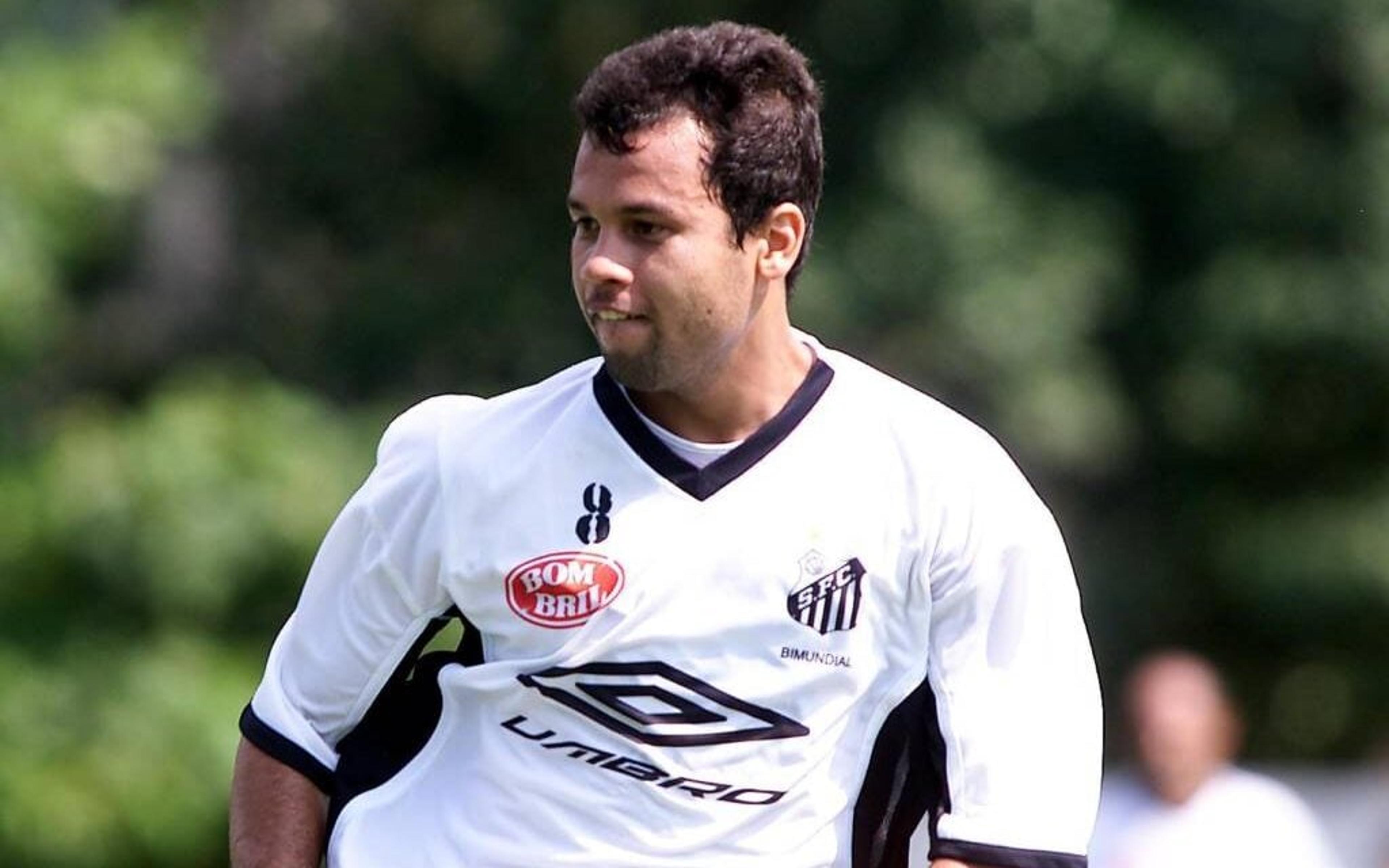 Por onde anda Paulo Almeida, ex-Santos e Benfica?