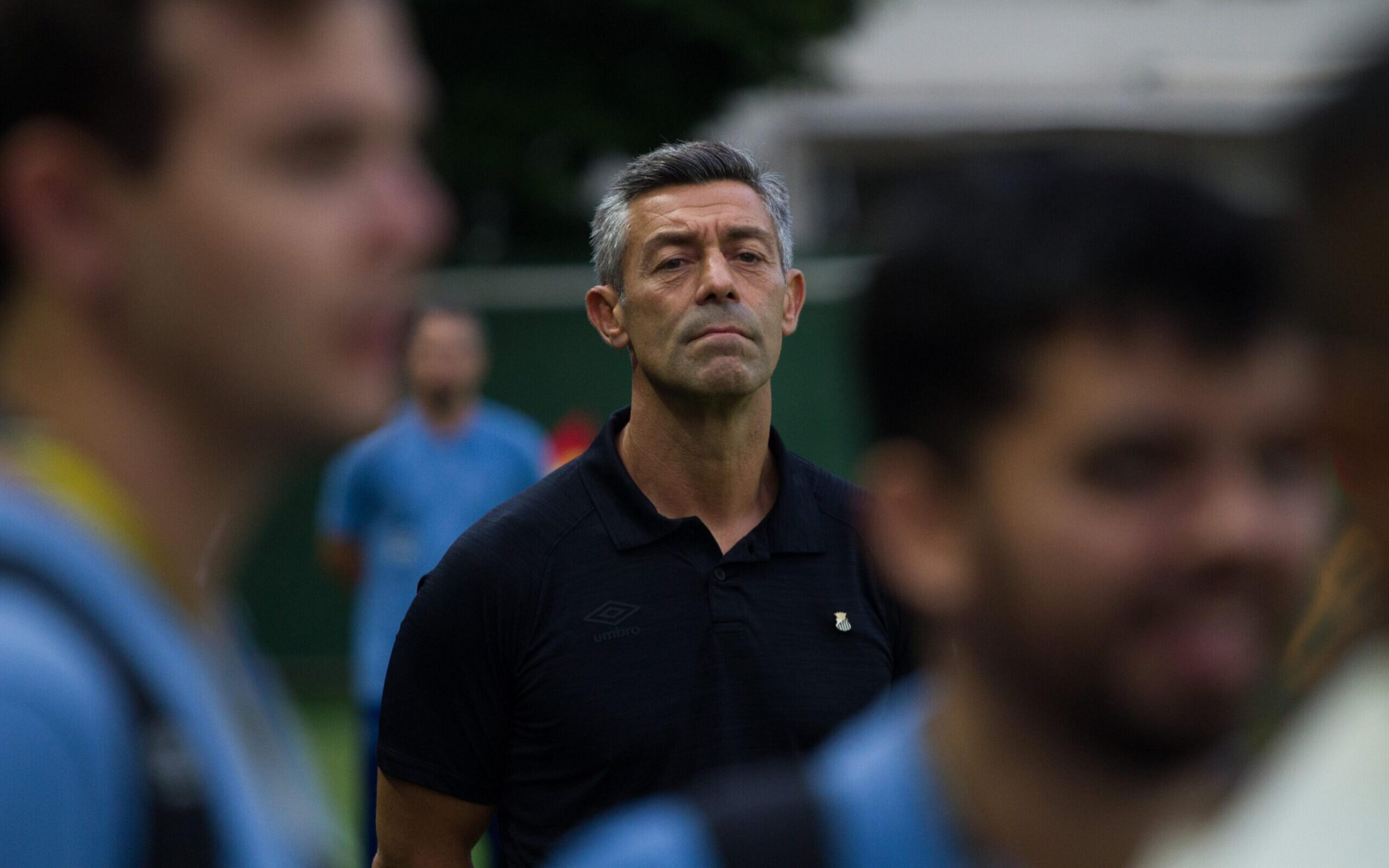 Pedro Caixinha explica Tiquinho Soares na reserva do Santos