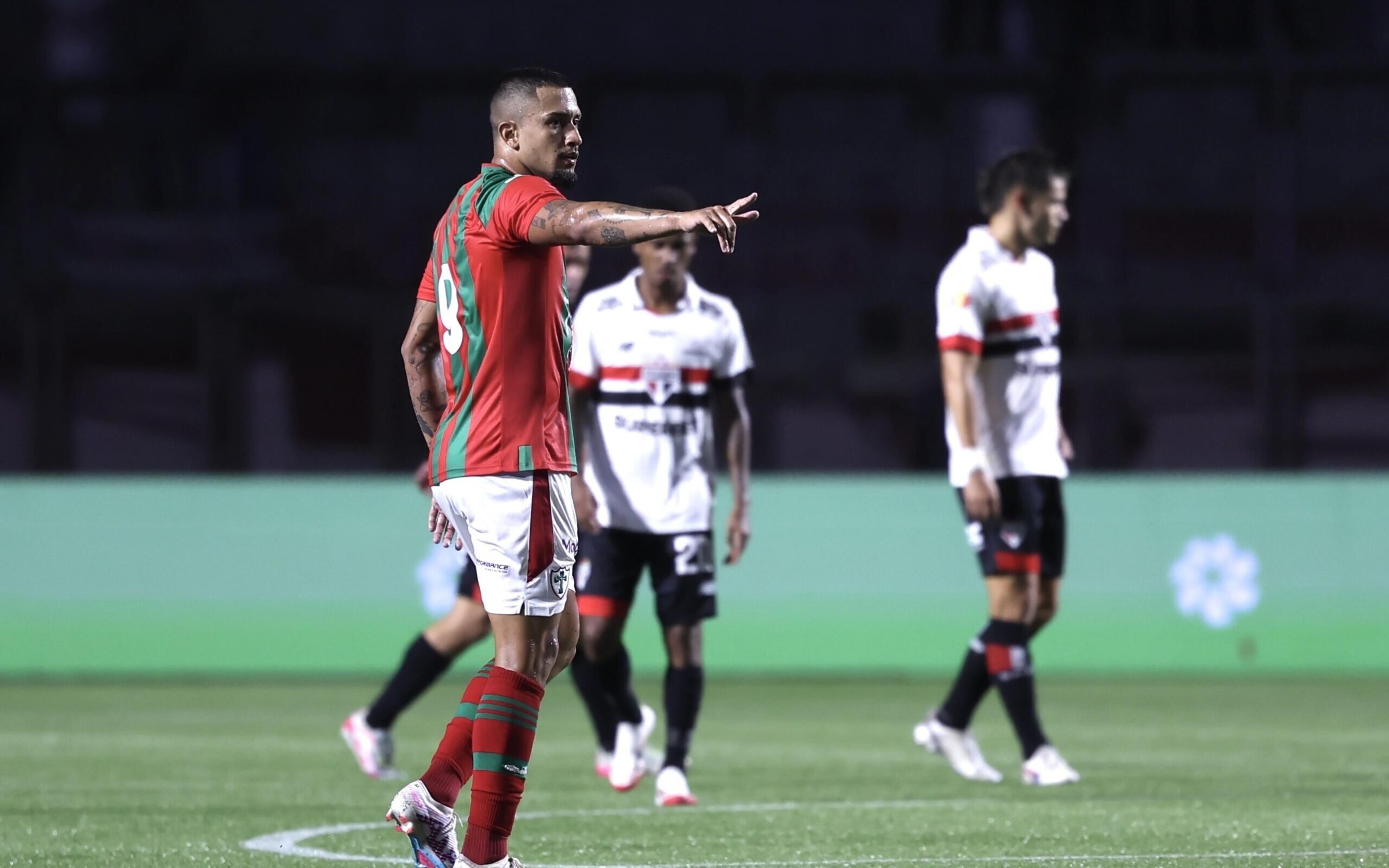 Lambança da defesa do São Paulo em gol da Portuguesa viraliza: ‘Ridículo’