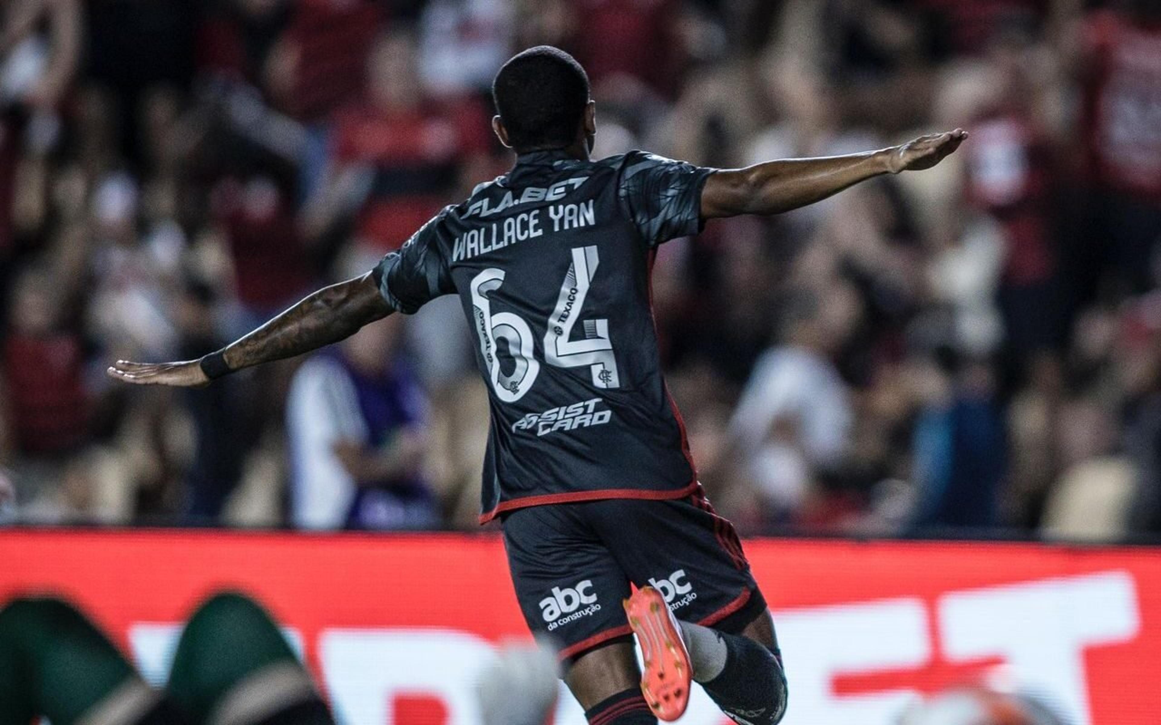 Wallace Yan celebra primeiro gol como profissional do Flamengo