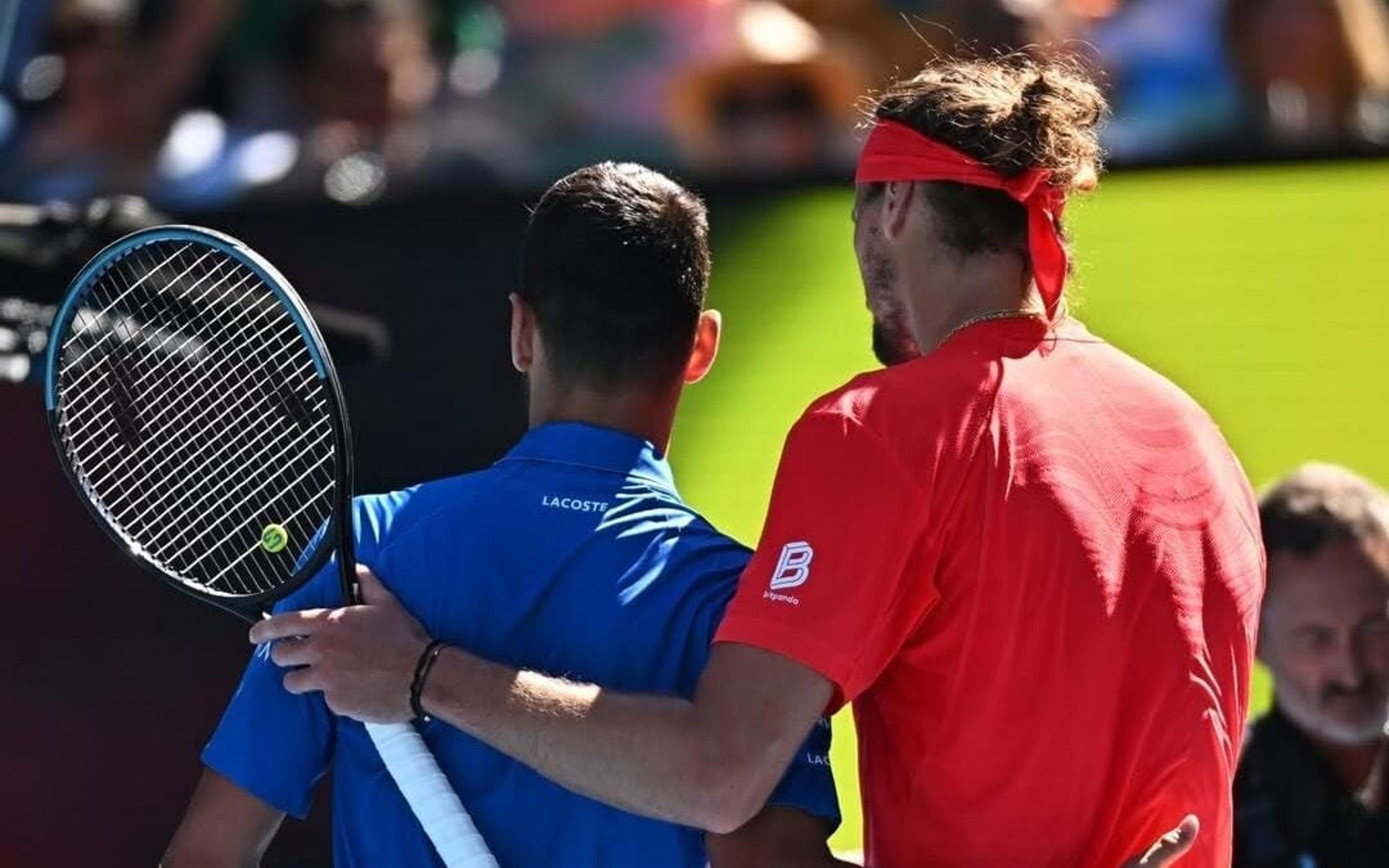 Djokovic desiste, e Zverev vai à final no Australian Open pela 1ª vez na carreira