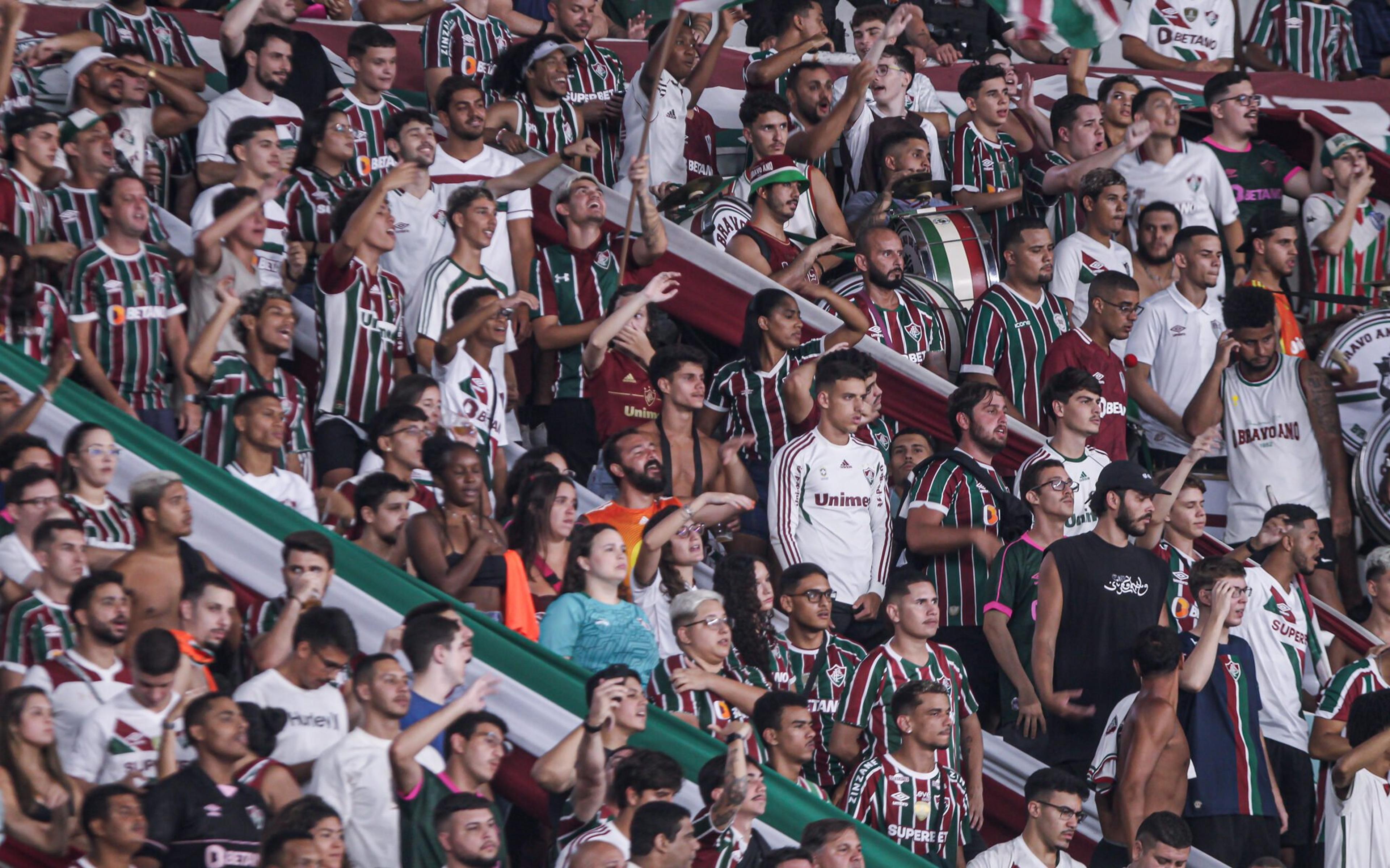 Torcida do Fluminense perde paciência com titular da equipe