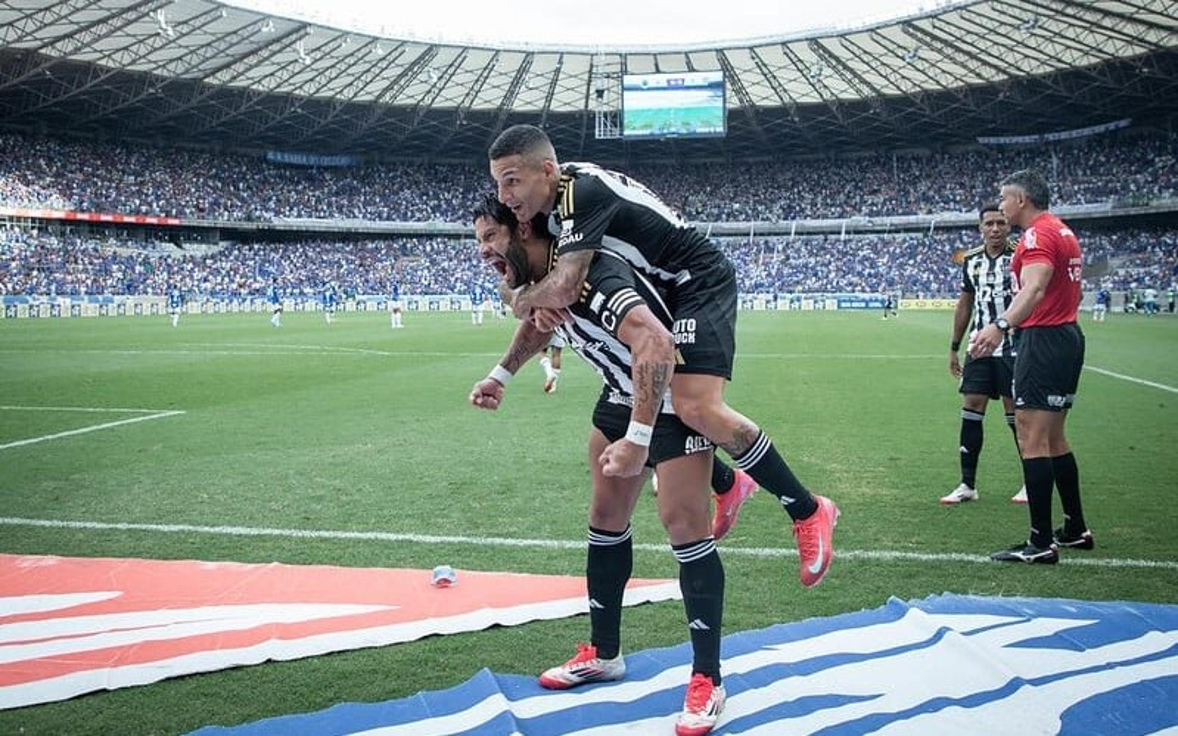 Hulk se aproxima do top 10 de artilheiros do Atlético-MG