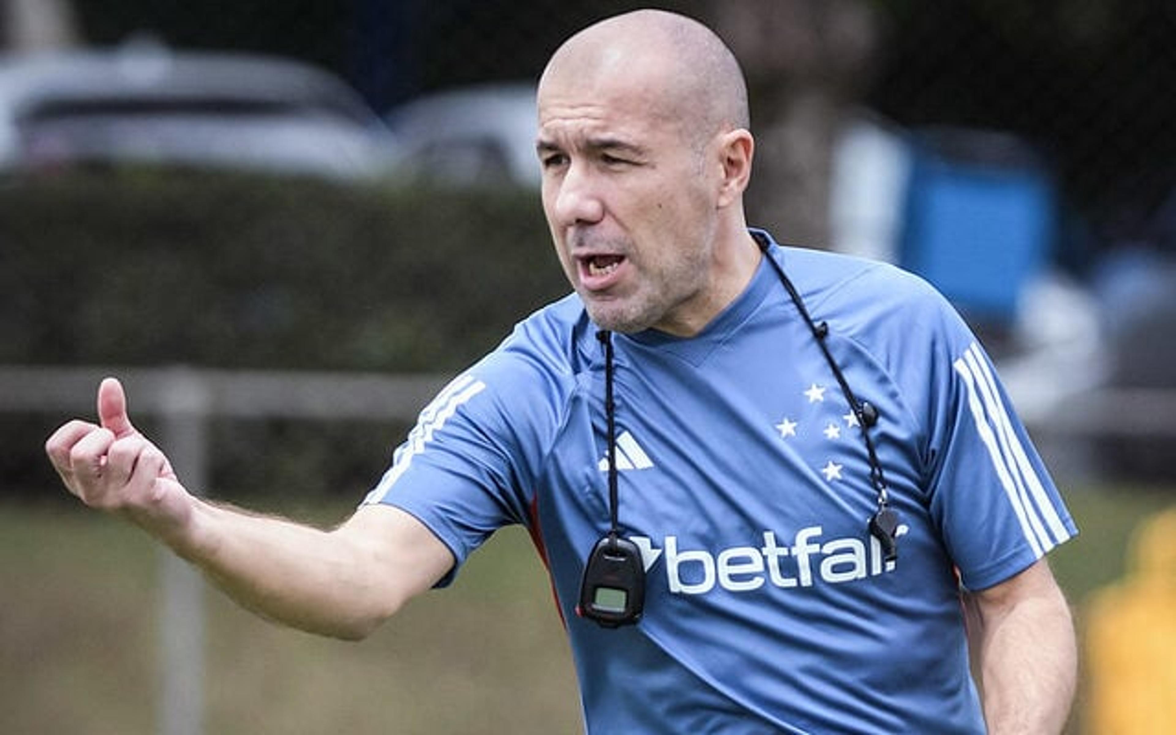 Leonardo Jardim avalia situação de jogadores do Cruzeiro