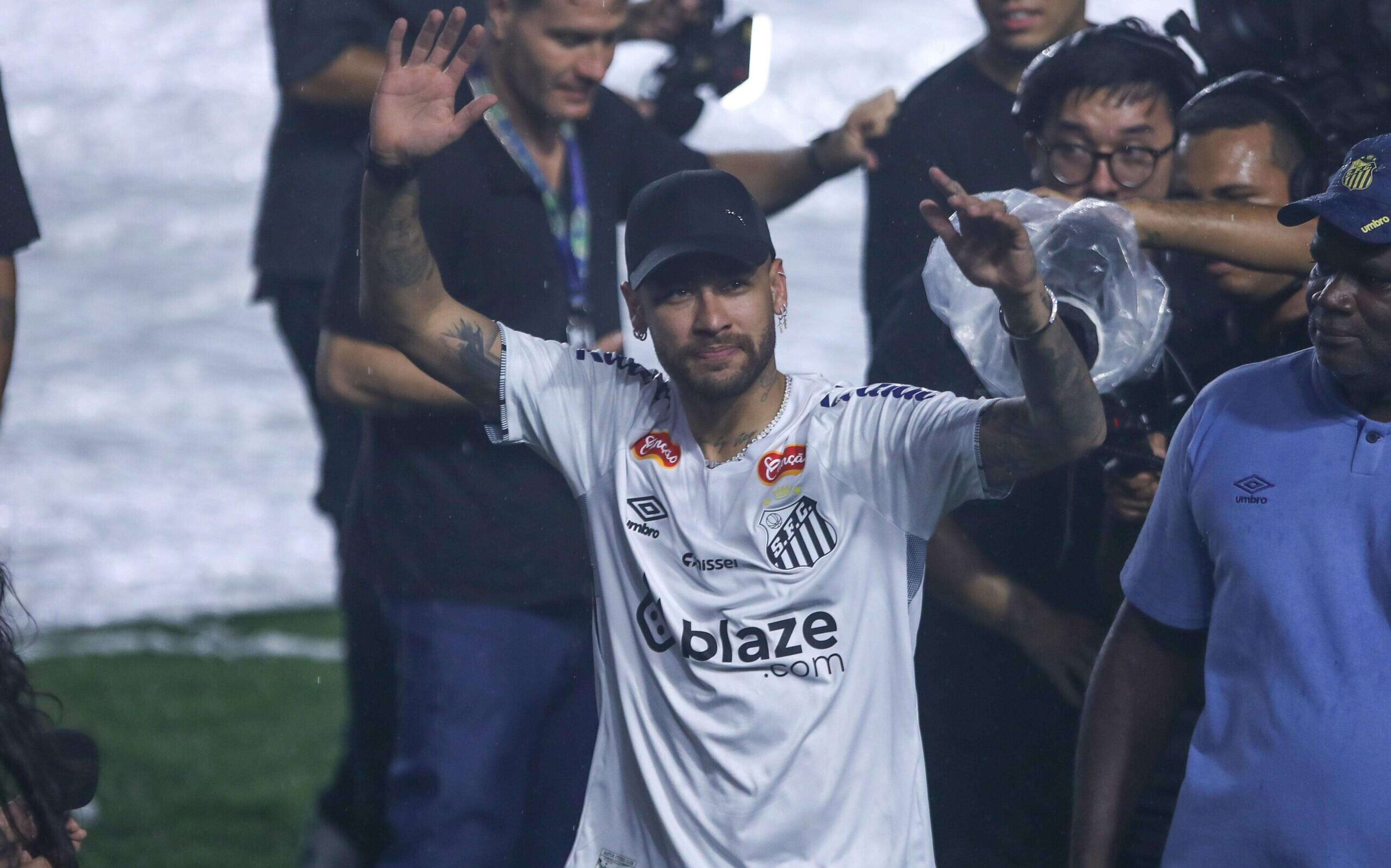 Neymar chega de helicóptero ao CT para seu primeiro treino no Santos