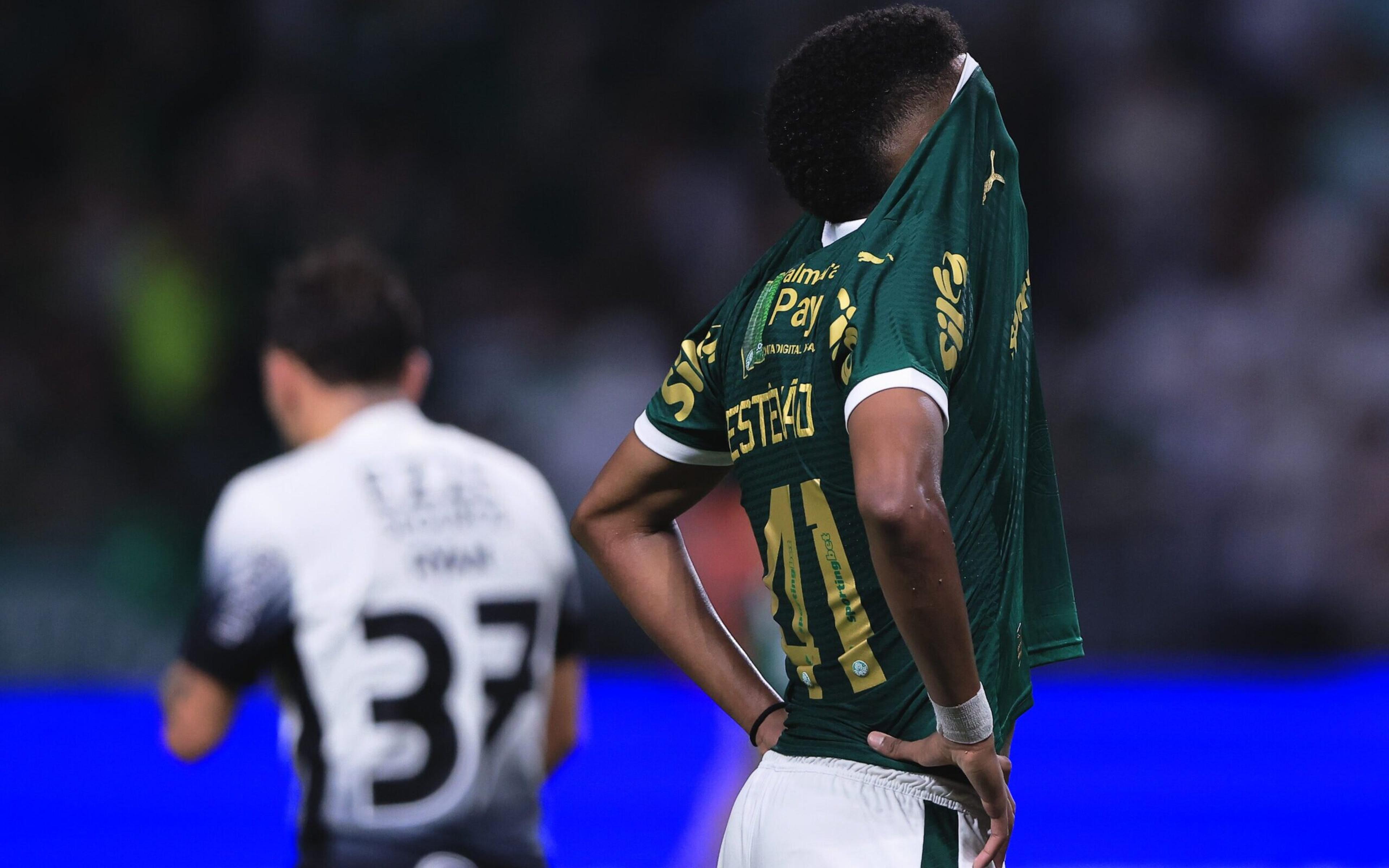 Torcedores do Corinthians ironizam lágrimas de Estêvão, do Palmeiras; confira