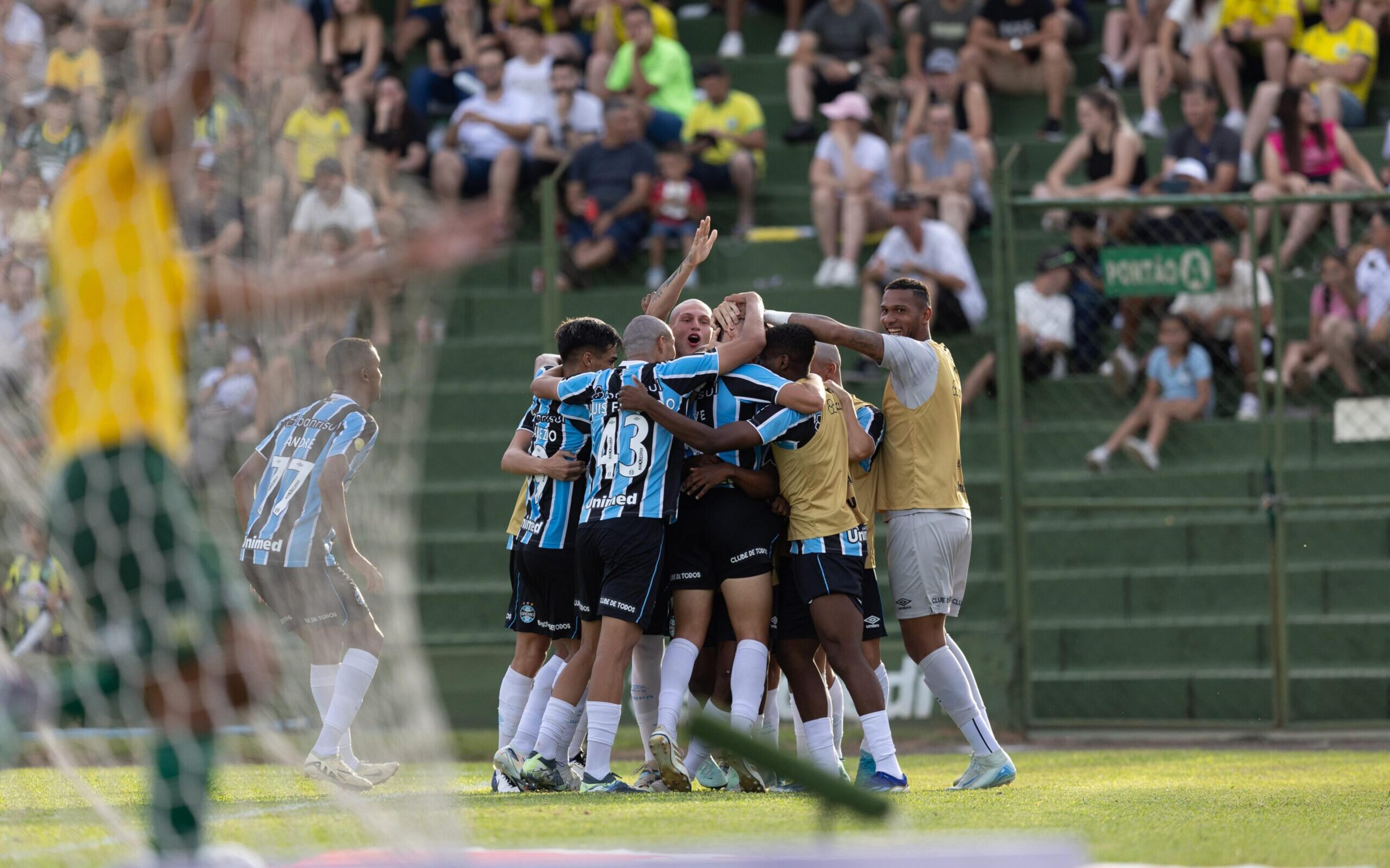 Melhores momentos: com um a menos desde o 1º tempo, Grêmio vence Ypiranga