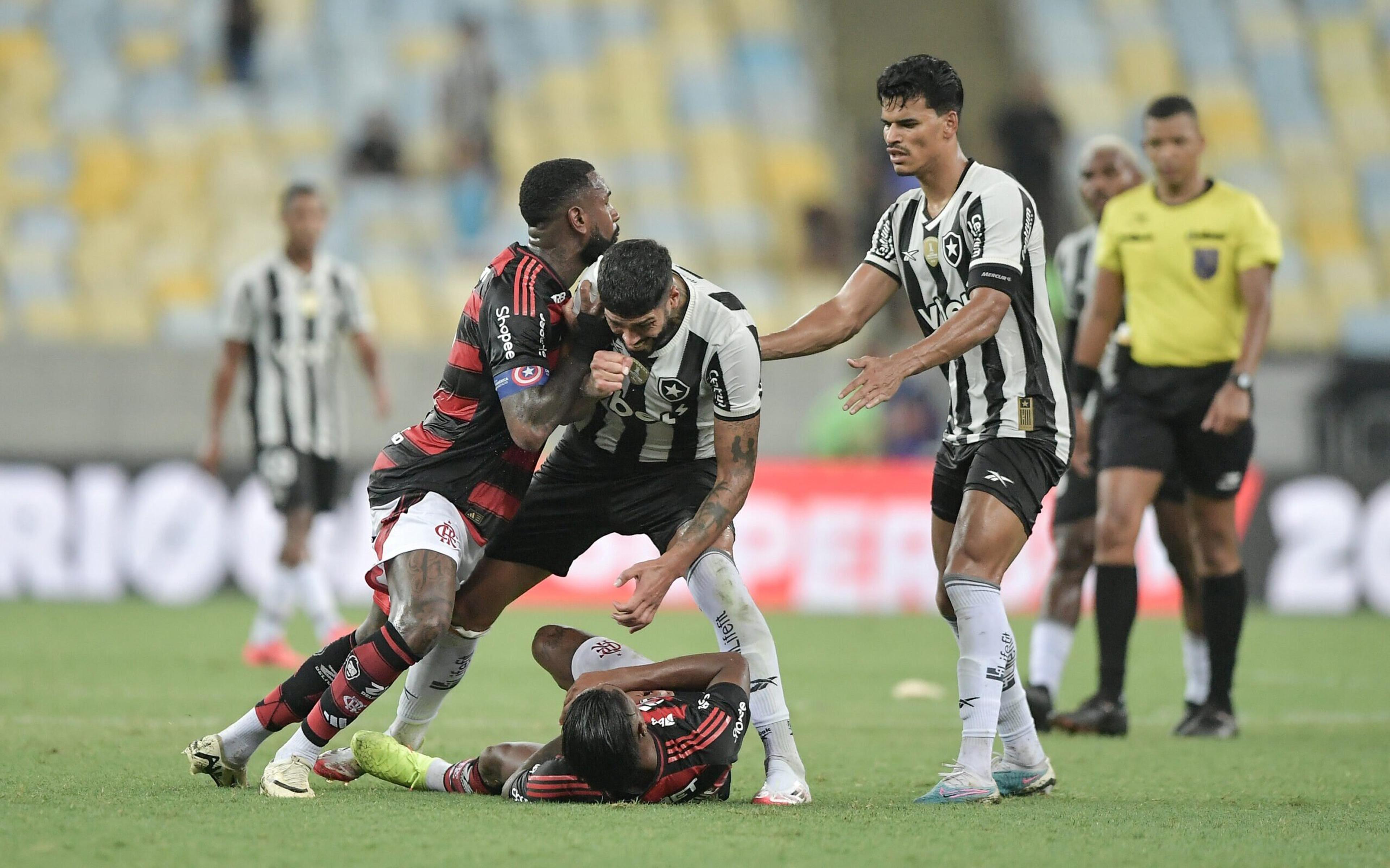 Jogadores e árbitro VAR são suspensos por 30 dias após briga em Flamengo x Botafogo