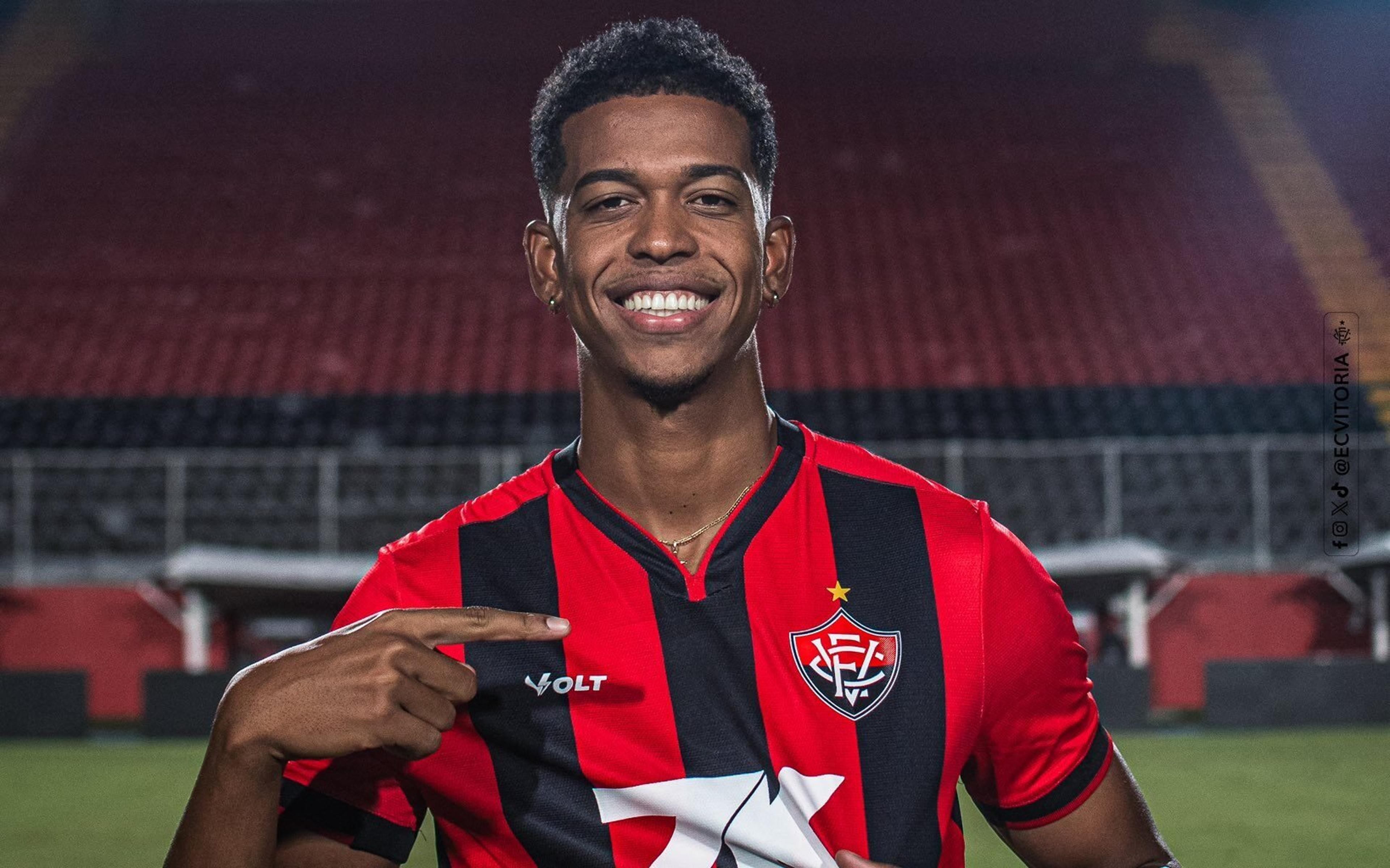 Vitória anuncia oficialmente atacante do Flamengo por empréstimo