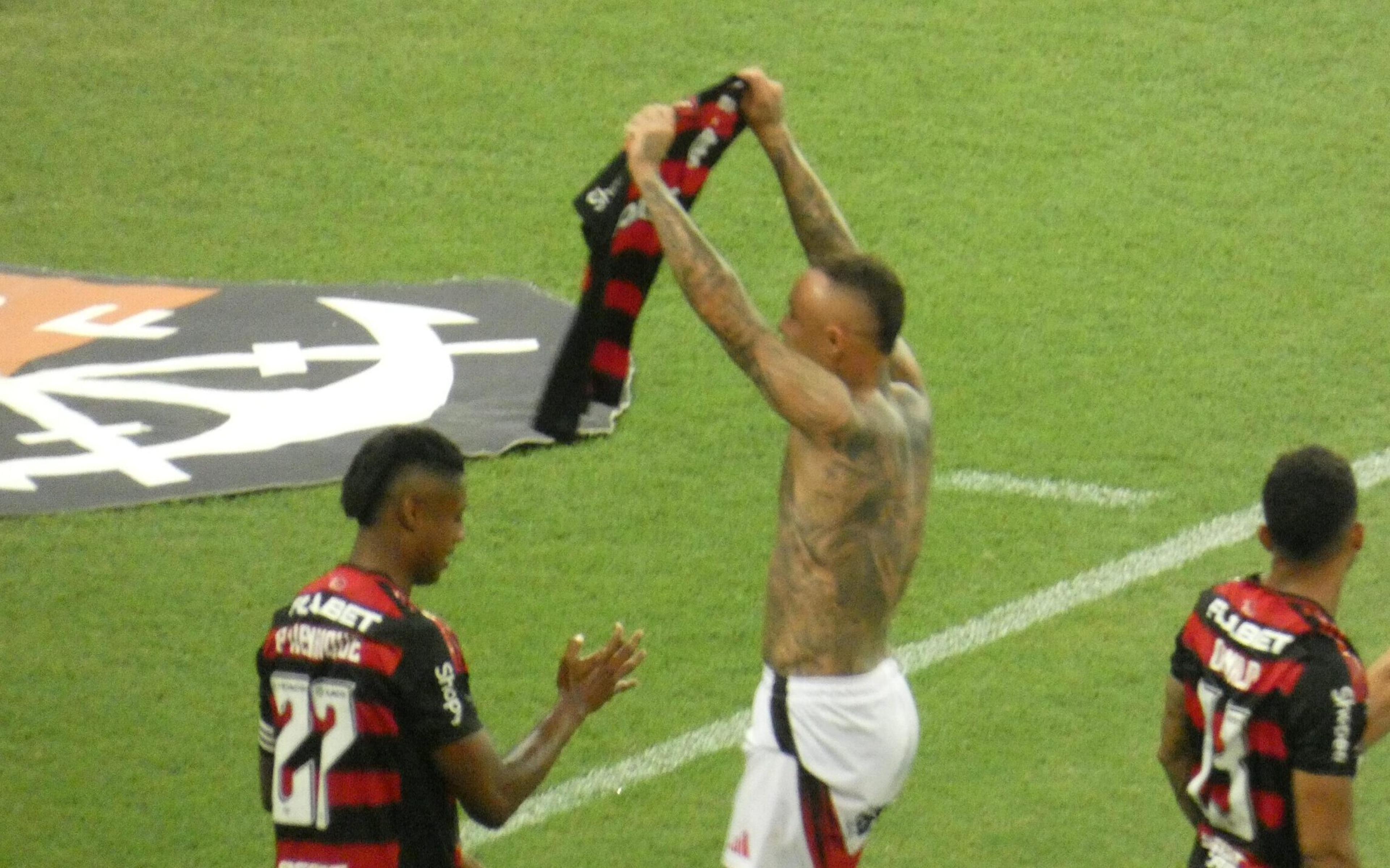 Cebolinha celebra gol em clássico e enaltece companheiro de Flamengo