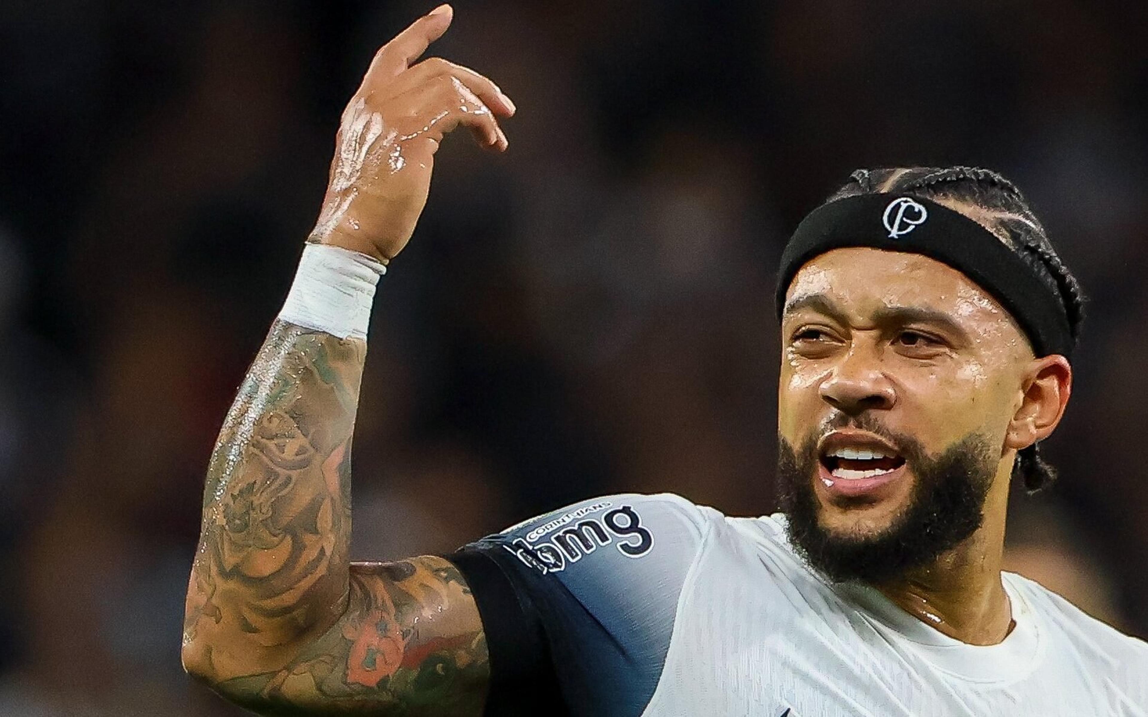 No Corinthians, Memphis Depay tenta pôr fim à polêmica da camisa 10