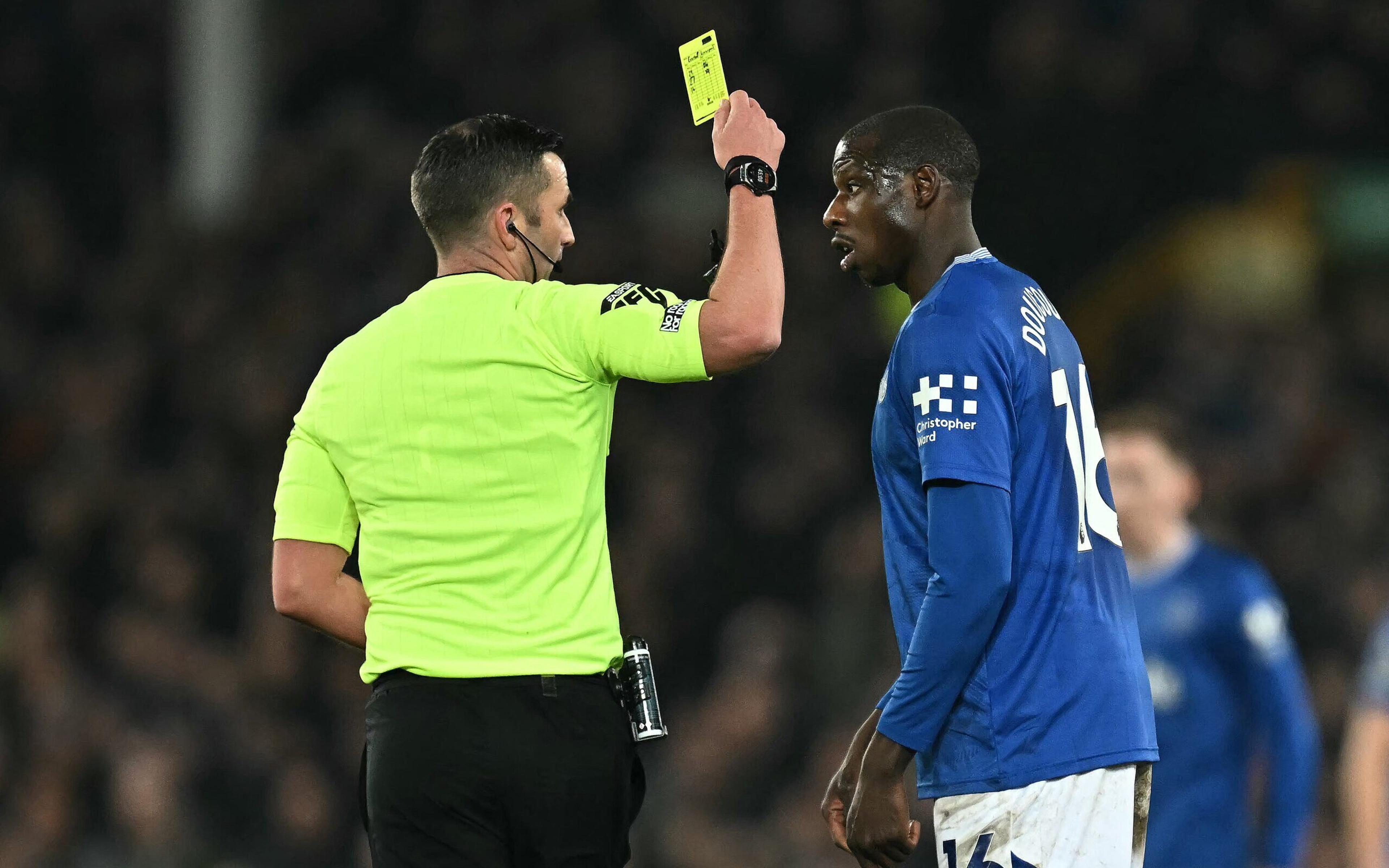 Everton e Liverpool condenam ofensas racistas sofridas por Doucouré