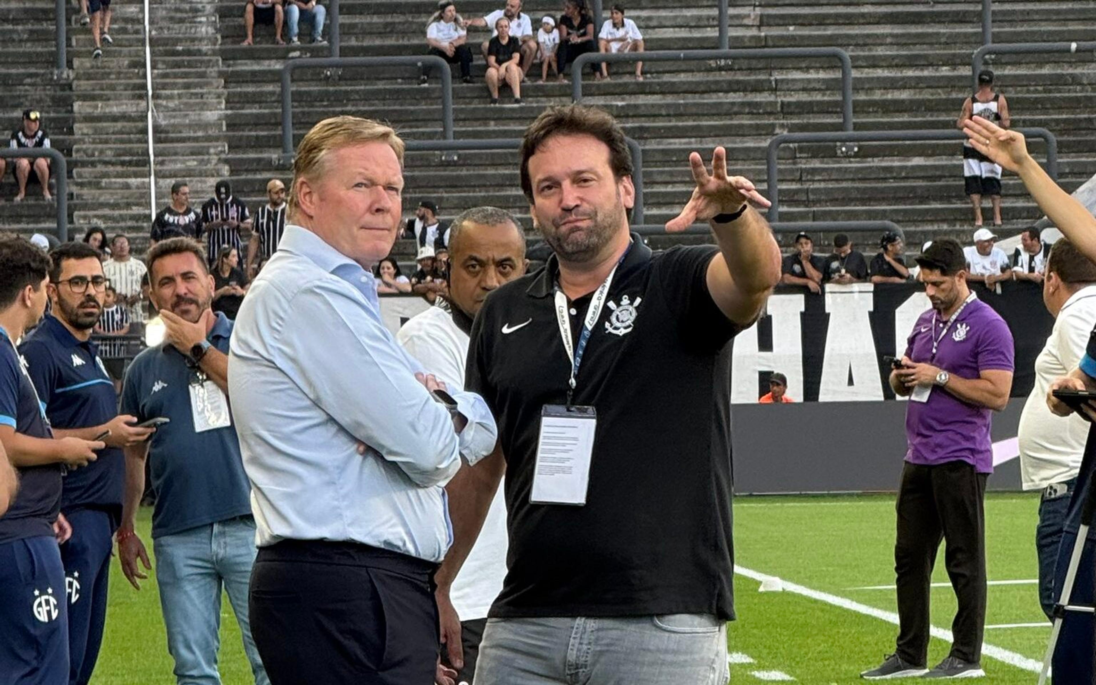 Treinador da Holanda marca presença em jogo do Corinthians; Memphis começa no banco