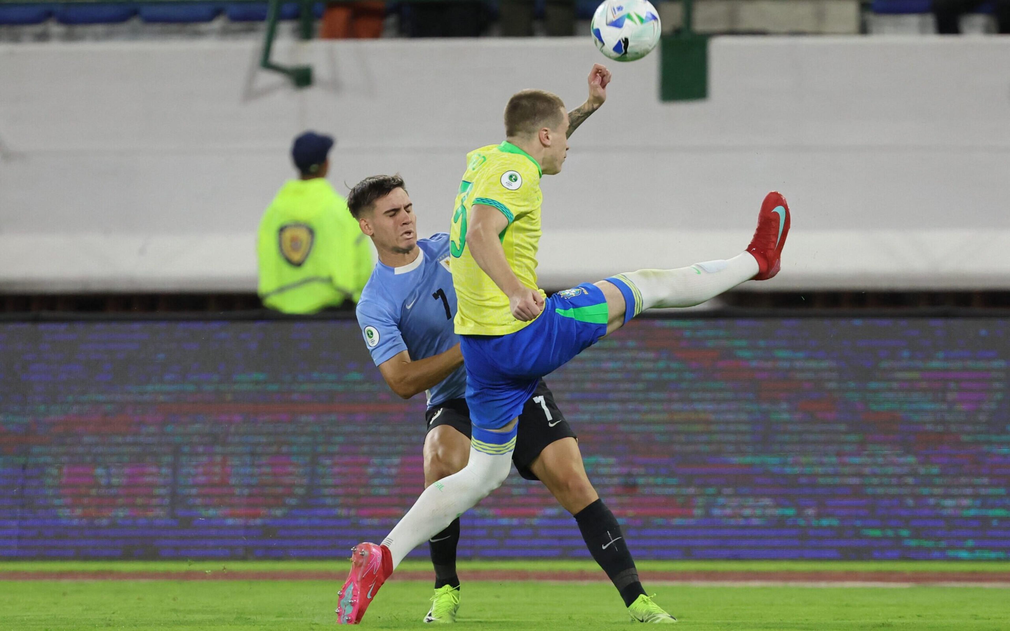 Lateral do Brasil sub-20 sofre ataque nas redes após empate com Argentina