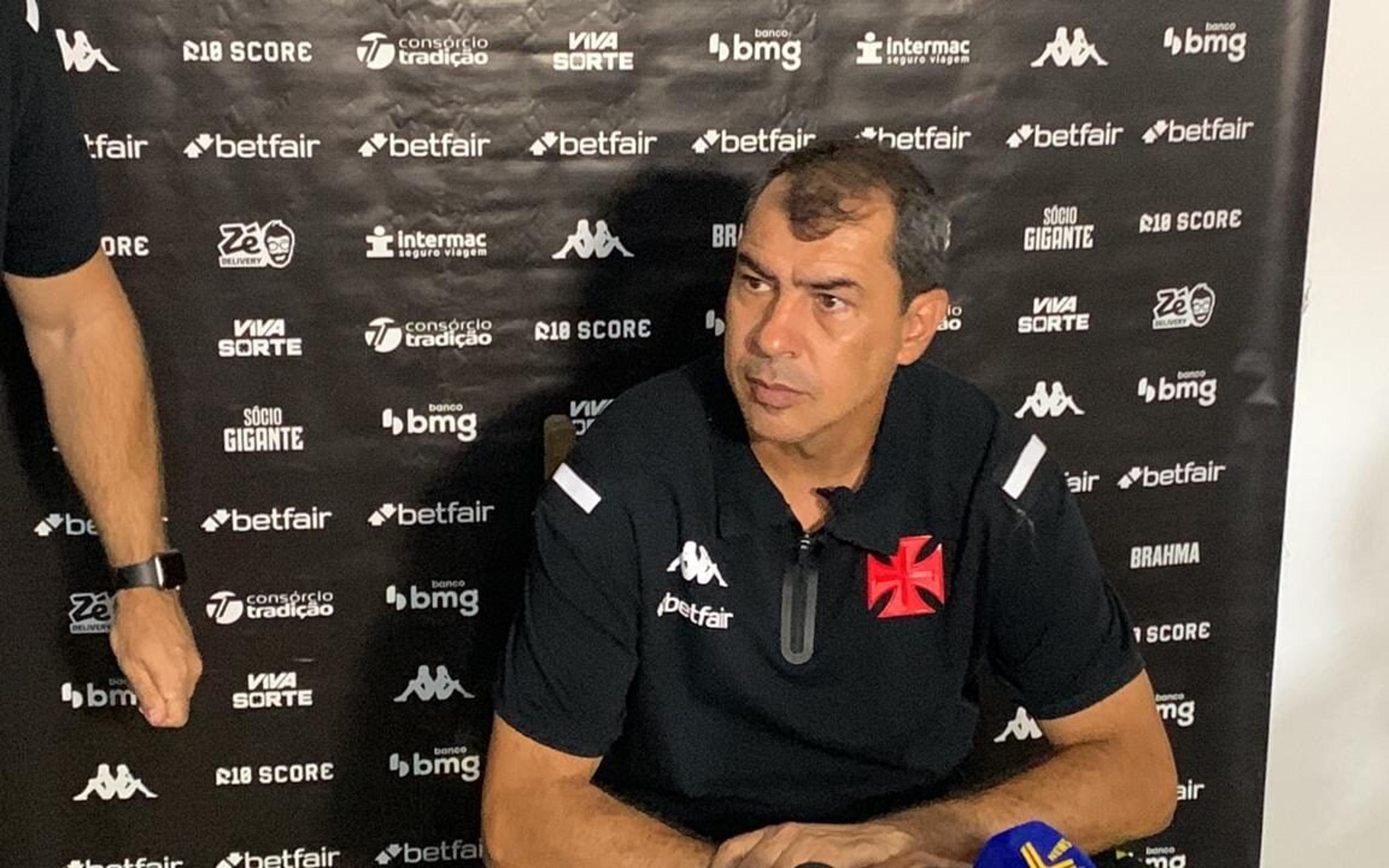 Carille expõe clima no vestiário do Vasco após empate com Sampaio Corrêa: ‘Todo mundo indignado’